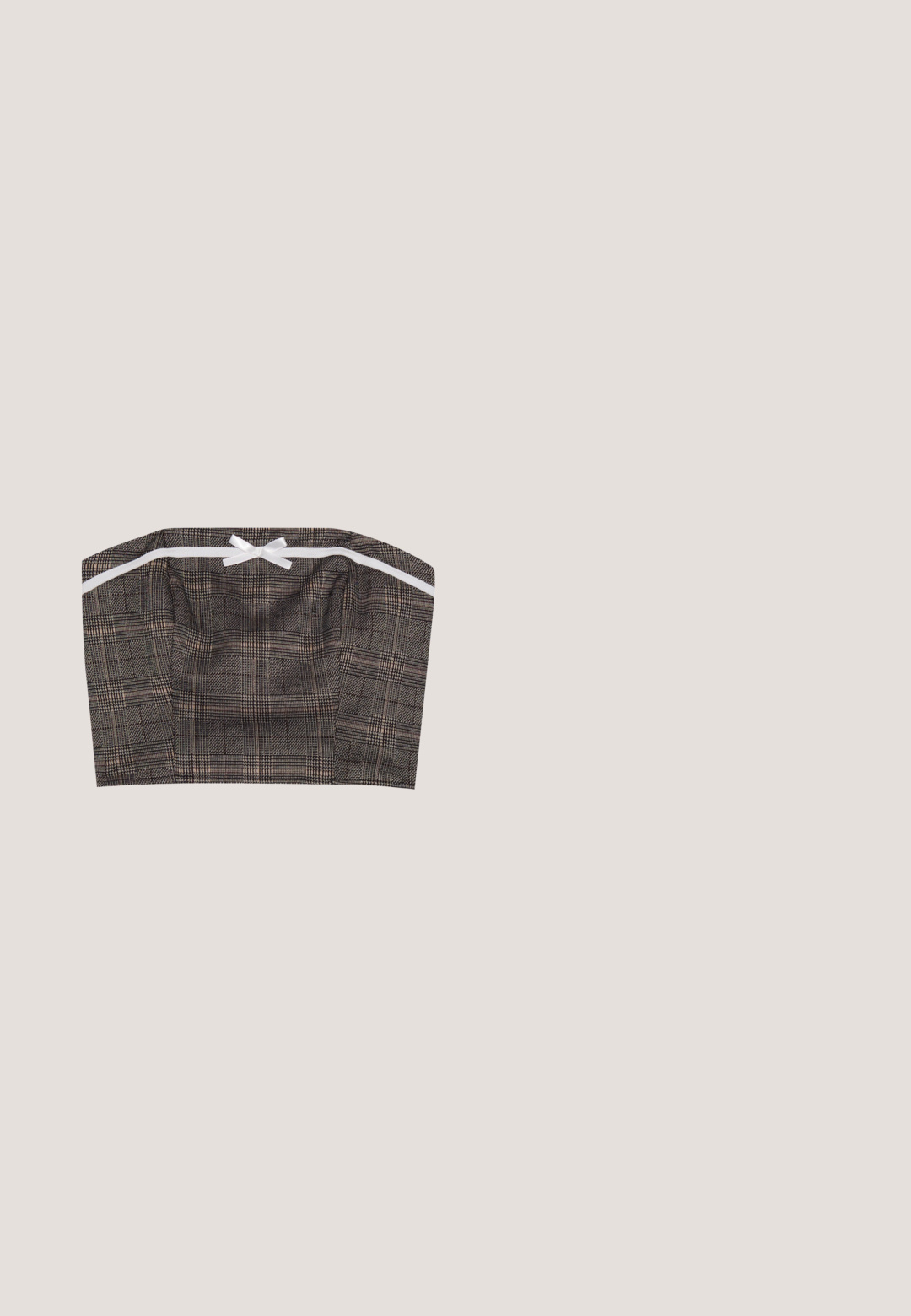 Bandeau top i sort og beige ternet stof med en hvid bånddetalje. Struktureret design med en lige halsudskæring og samlende tekstur.; Brune atletiske bukser lavet af blødt stof, med elastisk talje, sidelommer og hvide logoakcenter på venstre hofte.; Brun Adidas Samba sko med hvide striber, gummisål og en enkelt velcro rem over toppen, vist i profil.; Skildpaddemønstrede oversized solbriller med gradient brune linser, en rund firkantet form og et metallic logo på stangen.; Quiltet tote taske i beige med brunt ternet mønster. Har to polstrede håndtag og et hvidt mærke med "MADS NØRGAARD COPENHAGEN."; Poleret guldørering med en glat, rund overflade og en hængslet lås på en hvid baggrund.