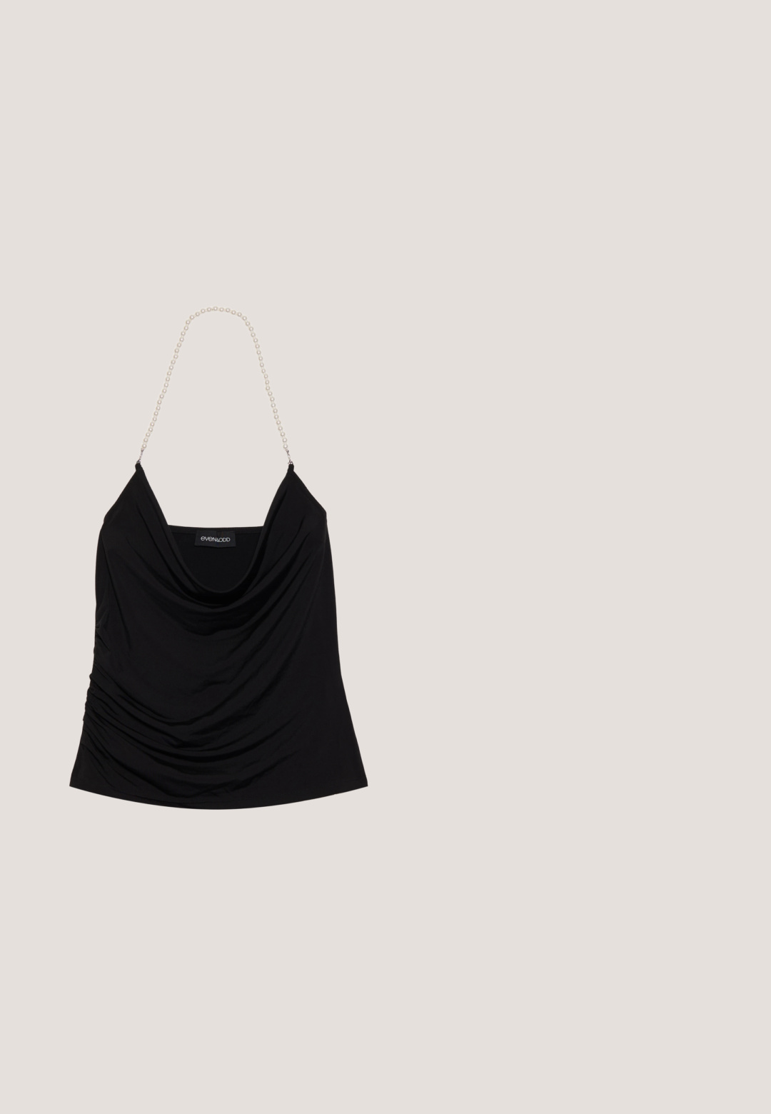 Top de tankini negro con escote drapeado y tejido texturizado. Presenta tirantes de cadena de perlas y una etiqueta con el logo en el interior.; Vaqueros de mezclilla azul claro de talle alto con piernas anchas, dos bolsillos frontales con solapa y botón, y cierre de botón y cremallera.; Sandalias de plataforma de cuero negro con diseño de puntera abierta, correa en el tobillo y un tacón cuadrado grueso. Textura suave y estilo minimalista.; Gafas de sol negras y angulares con lentes grises; fabricadas en plástico, con varillas gruesas de superficie suave y sin herrajes visibles.; Bolso de hombro rectangular negro con una correa ajustable y un cierre de cremallera superior sobre un fondo liso.; Par de pendientes de aro plateados brillantes de tamaño mediano con cierres metálicos finos sobre un fondo neutro claro.