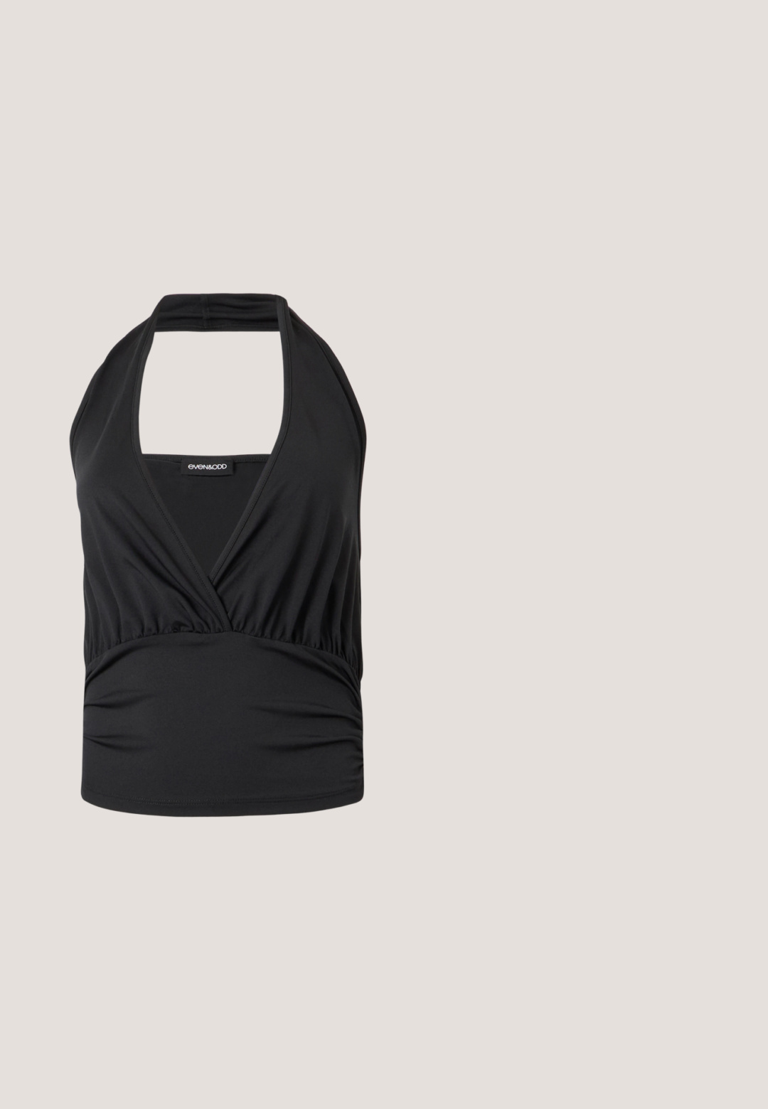 Haut noir sans manches à col licou avec un profond décolleté en V et une taille froncée, présenté sur un fond clair uni.; Jupe crayon noire froncée avec détail à nouer et fente latérale. Fabriquée à partir d'un tissu extensible, elle présente une texture lisse et une coupe ajustée.; Sandale noire à talon haut avec de fines brides sur les orteils et la cheville, avec une boucle dorée sur un talon aiguille élancé.; Lunettes noires angulaires avec des verres gris ; fabriquées en plastique, avec des branches épaisses à la surface lisse et sans matériel visible.; Sac d'épaule rectangulaire noir avec une sangle réglable unique et une fermeture éclair supérieure sur un fond uni.; Boucles d'oreilles en argent au design minimaliste. Forme circulaire, texture lisse et profil fin. Légères avec une finition polie.