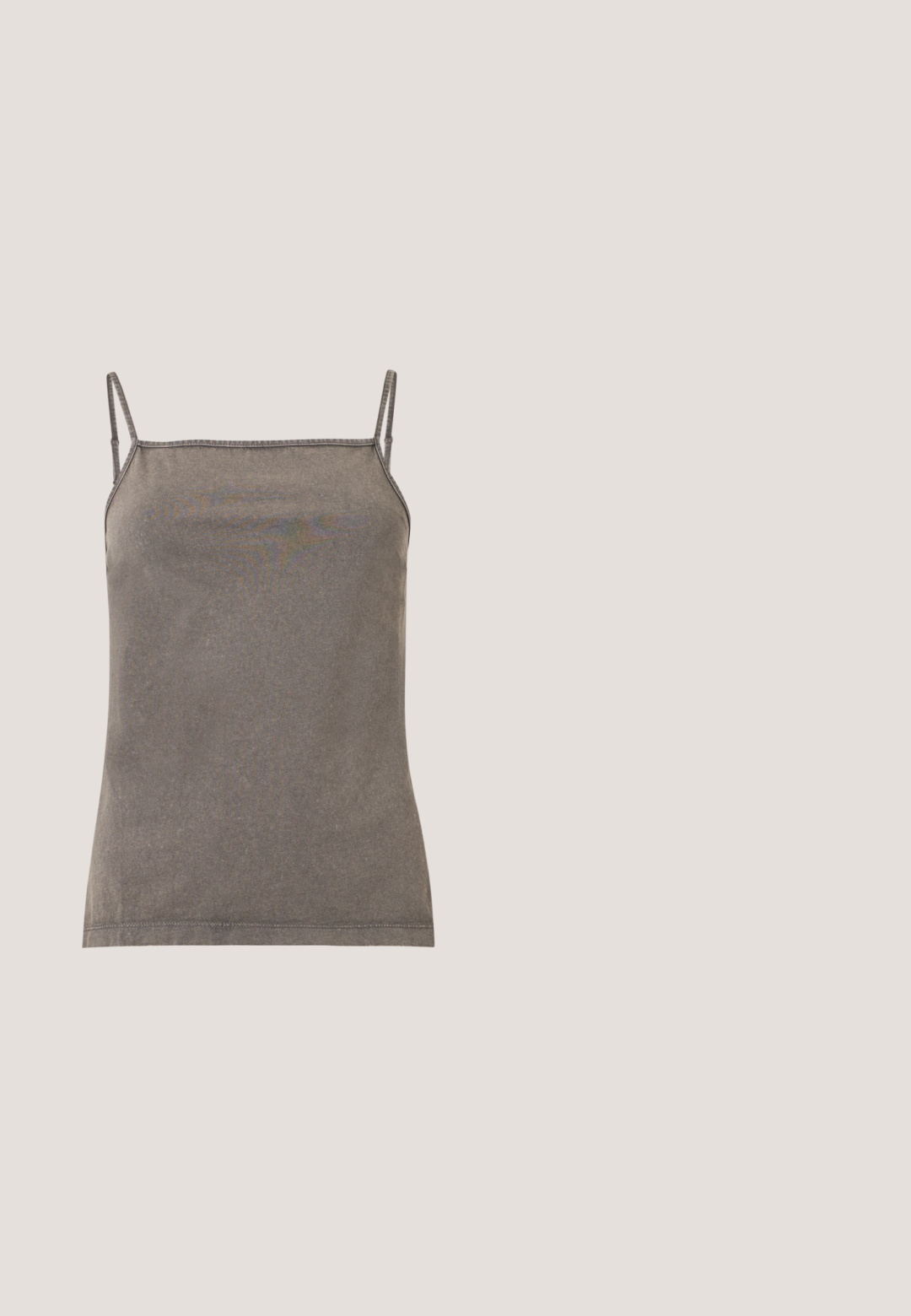 Bruine mouwloze tanktop met dunne bandjes en rechte halslijn, weergegeven op een effen lichte achtergrond.; Zwart-wit lange rok met een grafische print van een gezicht, met een soepele textuur en een aansluitende silhouet.; Zilveren metallic balletflat met een spitse neus, enkelband met verstelbare gesp, gestructureerd oppervlak en een minimale zwarte zool.; Zwarte handtas met een ronde vorm, gemaakt van glad materiaal. Voorzien van een zachte, geplooide hengsel en een metalen kettingschouderband voor veelzijdigheid.; Twee zilveren kralenarmbanden op een witte achtergrond; één met onregelmatige kralen en de andere met uniforme kralen en een kleine druppelvormige bedel.; Bruine leren riem met een rechthoekige zilverkleurige gesp met een gestructureerde rand en een enkele pin voor het sluiten.