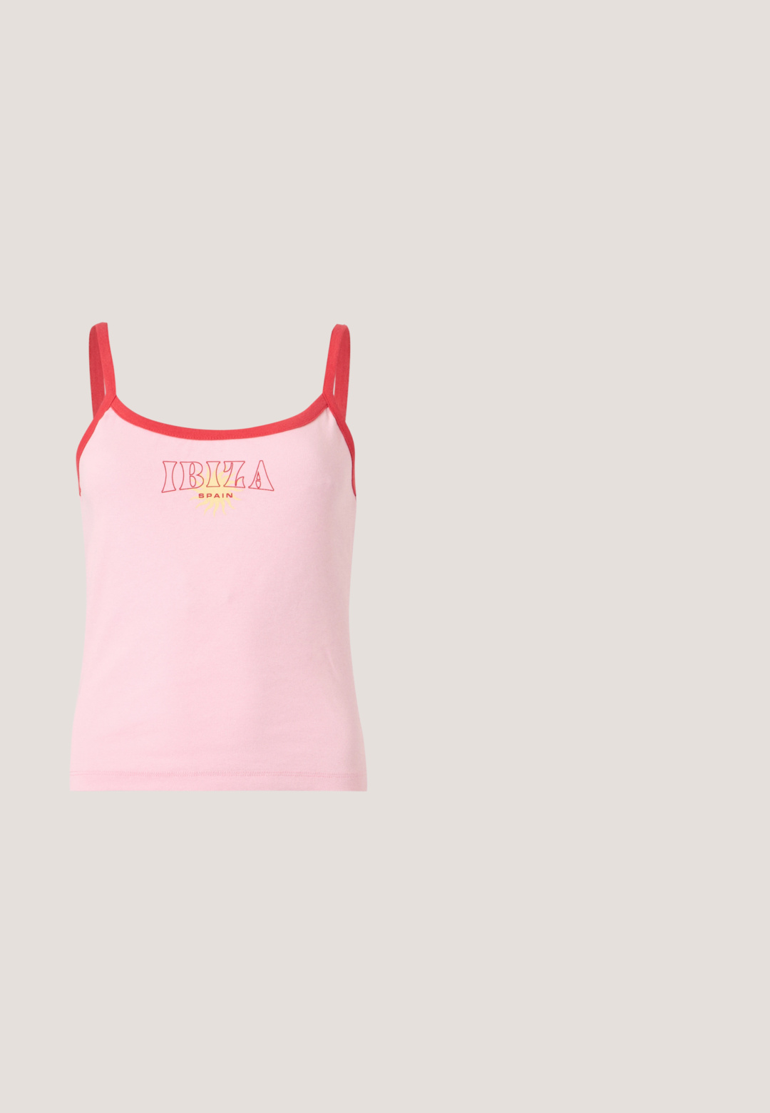 Débardeur rose sans manches avec bordure et bretelles rouges, avec le texte "IBIZA SPAIN" et un petit dessin de soleil sur la poitrine.; Shorts cargo en denim bleu clair, avec deux poches latérales, une fermeture à bouton, des passants de ceinture et une coupe décontractée. Texture de tissu lisse.; Baskets montantes blanches Converse Chuck Taylor All Star avec patch logo noir et lacets blancs, présentées sur fond blanc.; Lunettes de soleil transparentes roses avec des verres ovales, teintés d'un rouge foncé, et des branches fines, présentant une finition lisse et des détails subtils sur la monture.; Sac à main rose rembourré avec un design arrondi, fabriqué à partir d'un matériau brillant. Dispose d'une poignée froncée et d'une fermeture éclair pour un accès sécurisé.; Boucles d'oreilles en or en forme de créole avec une surface texturée et irrégulière. Présentent un design léger et une forme circulaire, adaptées à un port quotidien.