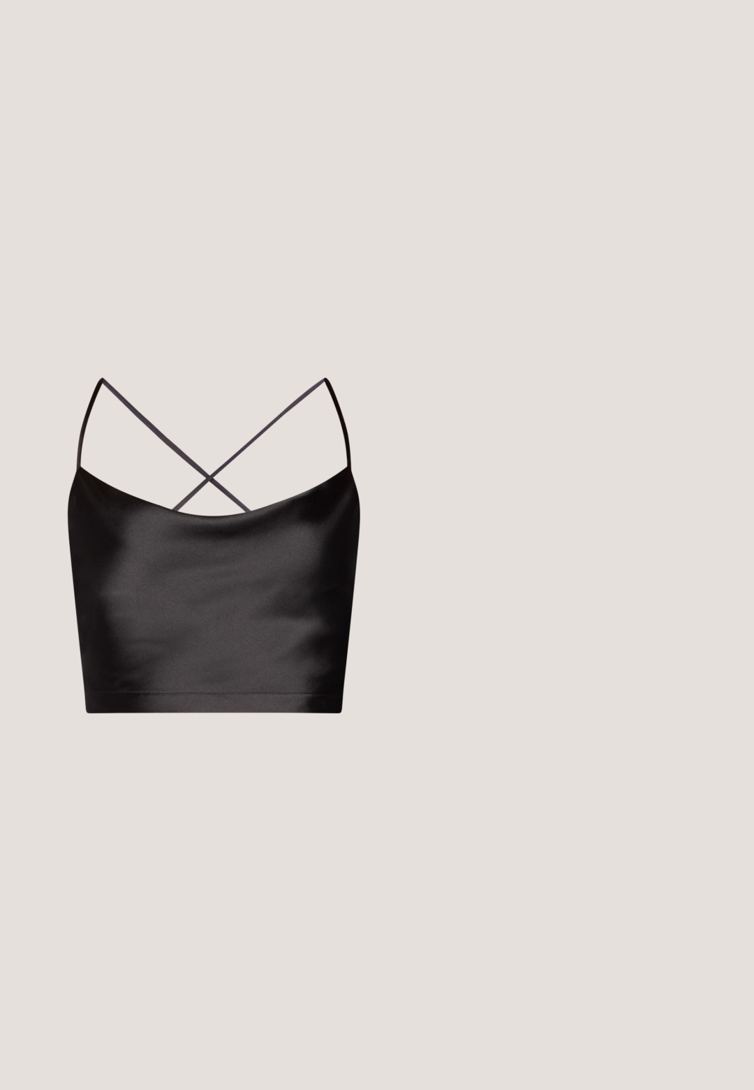 Even&Odd by Zalando Top - black; Falda midi de cuero negro con corte recto, abertura frontal y diseño clásico de cinco bolsillos con acentos de hardware metálico.; Botín de cuero negro con un acabado brillante, punta afilada y tacón de bloque de altura media. Cuenta con paneles laterales elásticos para facilitar su uso.; Gafas de sol negras de Tom Ford con lentes cuadrados de gran tamaño, tintado degradado y acentos en tono dorado en las patillas. Acabado mate, diseño elegante.; Bolso de mano clutch de cuero negro brillante con un logo entrelazado de la letra B en tono dorado en la solapa delantera, mostrado cerrado sobre un fondo blanco.; Collar de cadena de oro de triple capa con eslabones circulares y cierre de palanca, colocado plano sobre un fondo claro.