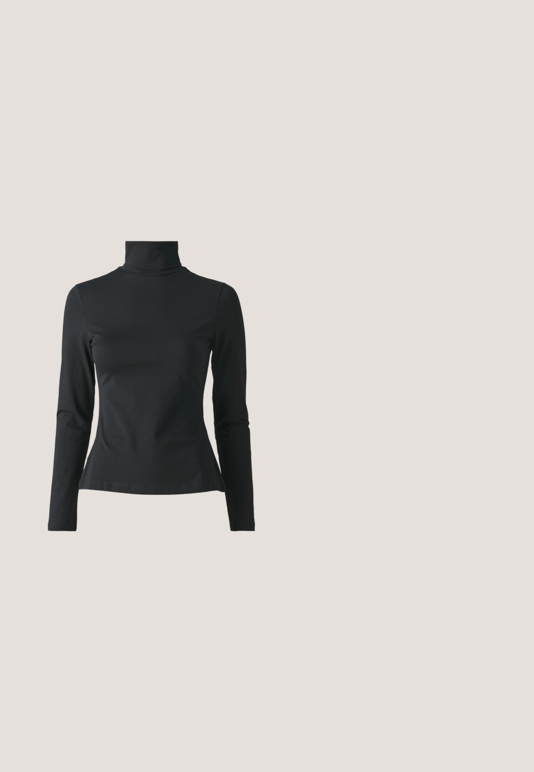 Deux chemises noires à manches longues et col roulé présentées sur un fond gris clair uni.; Pantalons noirs évasés en tissu extensible. Présentent une taille haute et un design lisse et ajusté qui s'évase à partir du genou.; Baskets montantes noires avec des lacets blancs, un logo blanc et des coutures blanches contrastées. Dotées d'une épaisse semelle blanche et d'un dessus en daim texturé.; Lunettes de soleil noires en forme d'œil de chat avec des verres gris foncé, monture en plastique élégante, coins pointus et branches droites. Pas de métal visible ni d'accents.; Sac à main noir et argent avec une surface texturée affichant un motif en diamant, une anse nouée et une forme structurée.; Boucles d'oreilles en argent en forme de cerceau avec un charme croix et cœur. Texture lisse et brillante avec une finition polie. Chaque charmepend d'une boucle sécurisée.