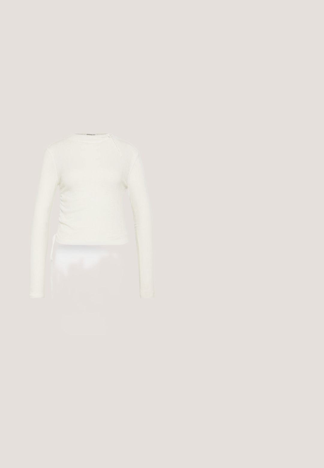 Dlhý rukáv, biely ribbed top s okrúhlym výstrihom a nastaviteľným bočným riasením. Obsahuje detail s viazankou na ľavom ramene.; Nohavice z ľanovej zmesi v krémovej farbe s rozšíreným strihom. Obsahujú elastický pás, šnúrku na uviazanie a dve predné vrecká.; Biele kožené tenisky s svetlomodrými akcentmi, sivým semišovým špičkou a hnedou gumovou podrážkou. Obsahujú tri modré pruhy a branding "Samba".; Párik obdĺžnikových slnečných okuliarov s svetlomodrými priehľadnými rámami a tmavosivými sklami, s rovnými stranami a minimálnymi hardvérovými detailmi.; Polstrovaná zelená ramenná taška s mäkkou textúrou, obdĺžnikovým tvarom, jedným popruhom a zlatou zipsovou uzáverou. Obsahuje prešívaný vzor.; Strieborné kruhové náušnice s hladkým, okrúhlym tvarom a lešteným povrchom. Obe náušnice sú rovnakej veľkosti a disponujú bezpečným uzatváracím mechanizmom.