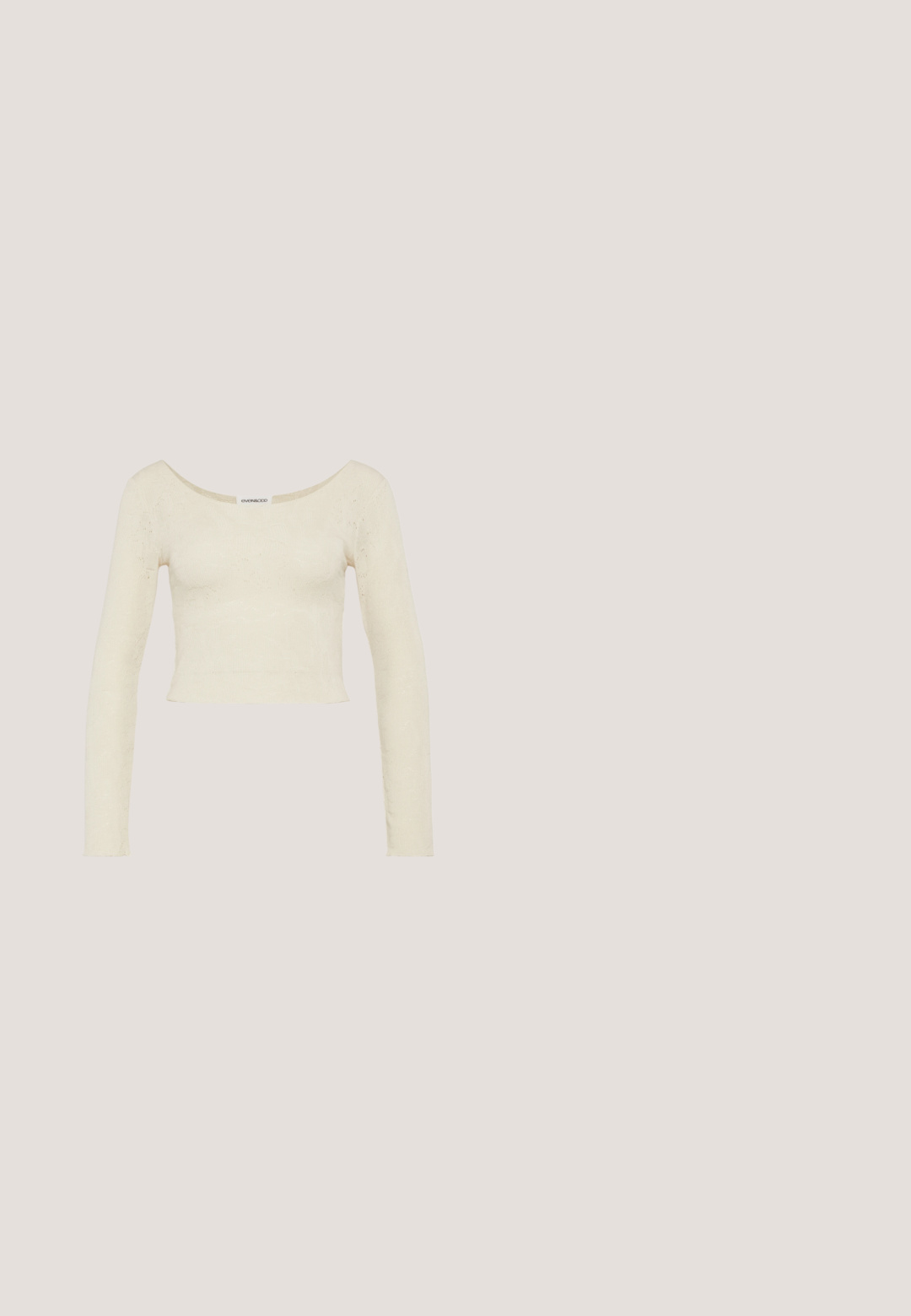 Crème-kleurige, langmouwcrop top met een ronde hals, textuurgebreide stof en een iets getailleerd ontwerp. Geen zichtbare hardware.; Olijfgroene wijde broek gemaakt van een zachte, lichte stof, met een gerimpelde tailleband en een gladde textuur zonder zakken.; Zwarte hoge sneakers met witte rubberen zolen en veters. Voorzien van een ronde logo patch en contrasterende witte stiksels. Gemaakt van canvas.; Zwarte zonnebril met een rechthoekig frame, donkere lenzen, gladde plastic materiaal en een metalen accent op de poot.; Witte nepleren handtas met een gestructureerde driehoekige vorm, een enkele verstelbare schouderriem en een klep met ronde accenten.; Zilveren hoepel oorbellen met een golvende, onregelmatige textuur. Kenmerken een dunne, ronde vorm en een reflecterende afwerking.
