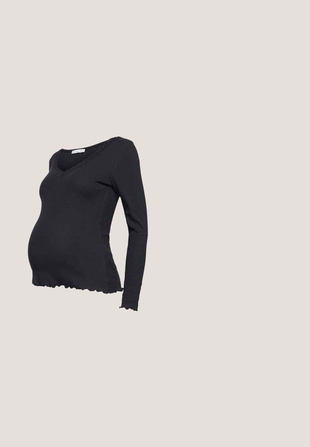 Anna Field MAMA MATERNITY RIBBED LONGSLEEVE LACE  - Langarmshirt - black; Schwangerschaftsjeans mit einer enganliegenden Passform, aus blauem Denimstoff und einem weichen grauen Jersey-Bund für zusätzlichen Komfort. Verfügt über Gesäßtaschen und eine schmale Passform.; Schwarze Lederloafer mit runder Spitze, dekorativem Quasten-Detail an der Vorderseite und kleinem Blockabsatz. Glatte Textur und minimales Design.; Schwarzer wollener Umhang mit einem eckigen Design, das mit drappiertem Stoff versehen ist, der zu einer Spitze verjüngt. Etiketten sind im Nackenbereich sichtbar.; Schwarze Leder-Umhängetasche mit flacher Form, goldenen Hardware-Details und einem verstellbaren Tragegurt. Glatte Textur mit minimalen Nähten.; Silberne Ohrhänger mit jeweils sechs übereinander gestapelten polierten Kugeln, die ein gerades vertikales Design und Steckverschluss aufweisen.