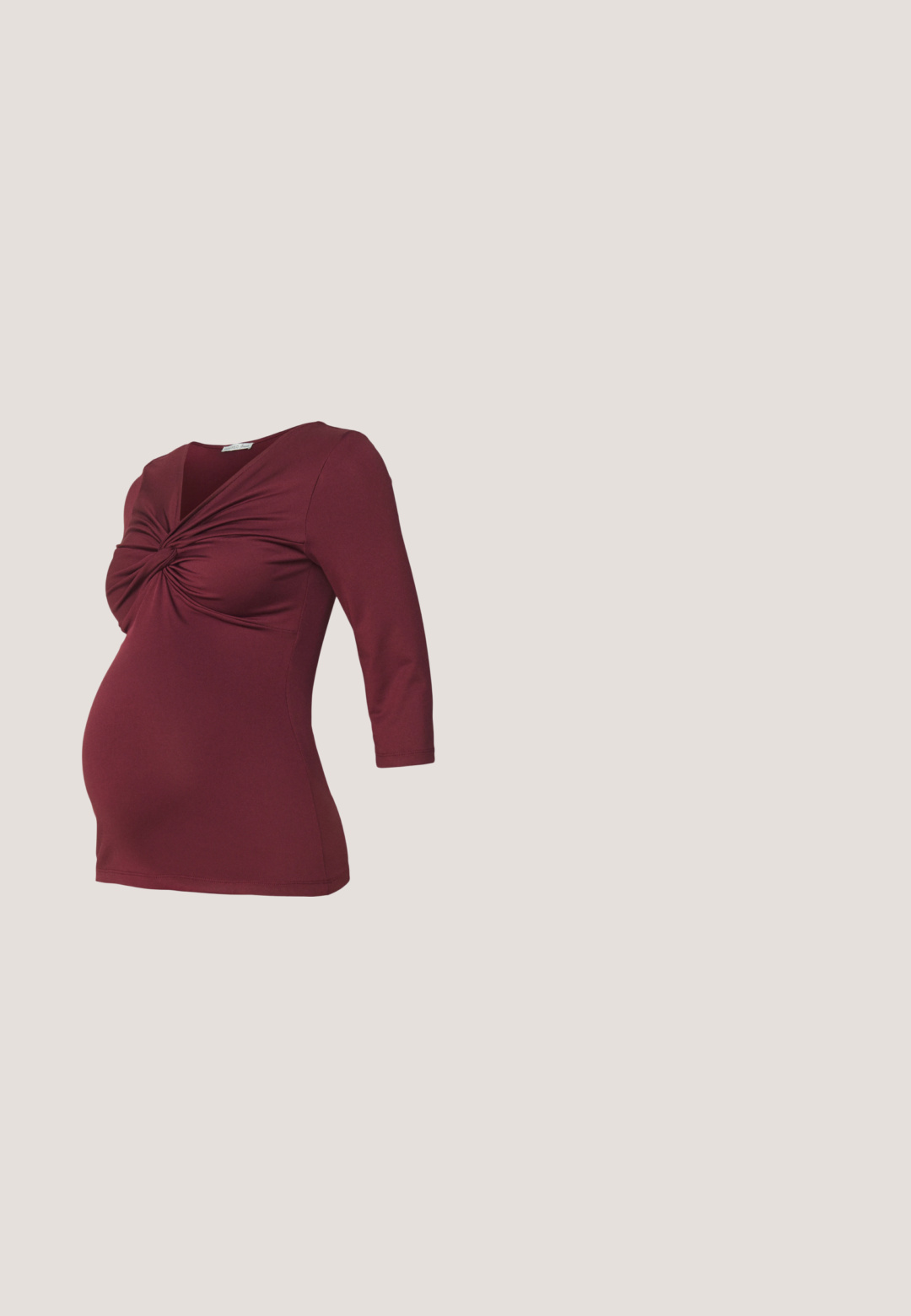 Zwangerschapsblouse in bordeaux, met een geplooid ontwerp aan de voorkant, driekwartmouwen en een soepele, rekbare stof voor comfort.; Zwarte geribbelde gebreide midi-jurk met een aansluitende pasvorm en een brede tailleband. Glad textuur, geen zichtbare patronen of accenten.; Zwarte gepatineerde leren hoge hak met een ronde neus, enkelbandje en een blokhak. Glanzende afwerking met een gladde textuur.; Anna Field by Zalando Zonnebril - black; Zwarte neplederen draagtas met twee stevige handvatten en gouden accenten, gecombineerd met een kleine gequilt zwarte clutch met een kettingband.; Gouden metalen ringoorbellen met een vierkante vorm, gladde randen en een gepolijste afwerking, die het licht weerkaatsen met een glanzend oppervlak.