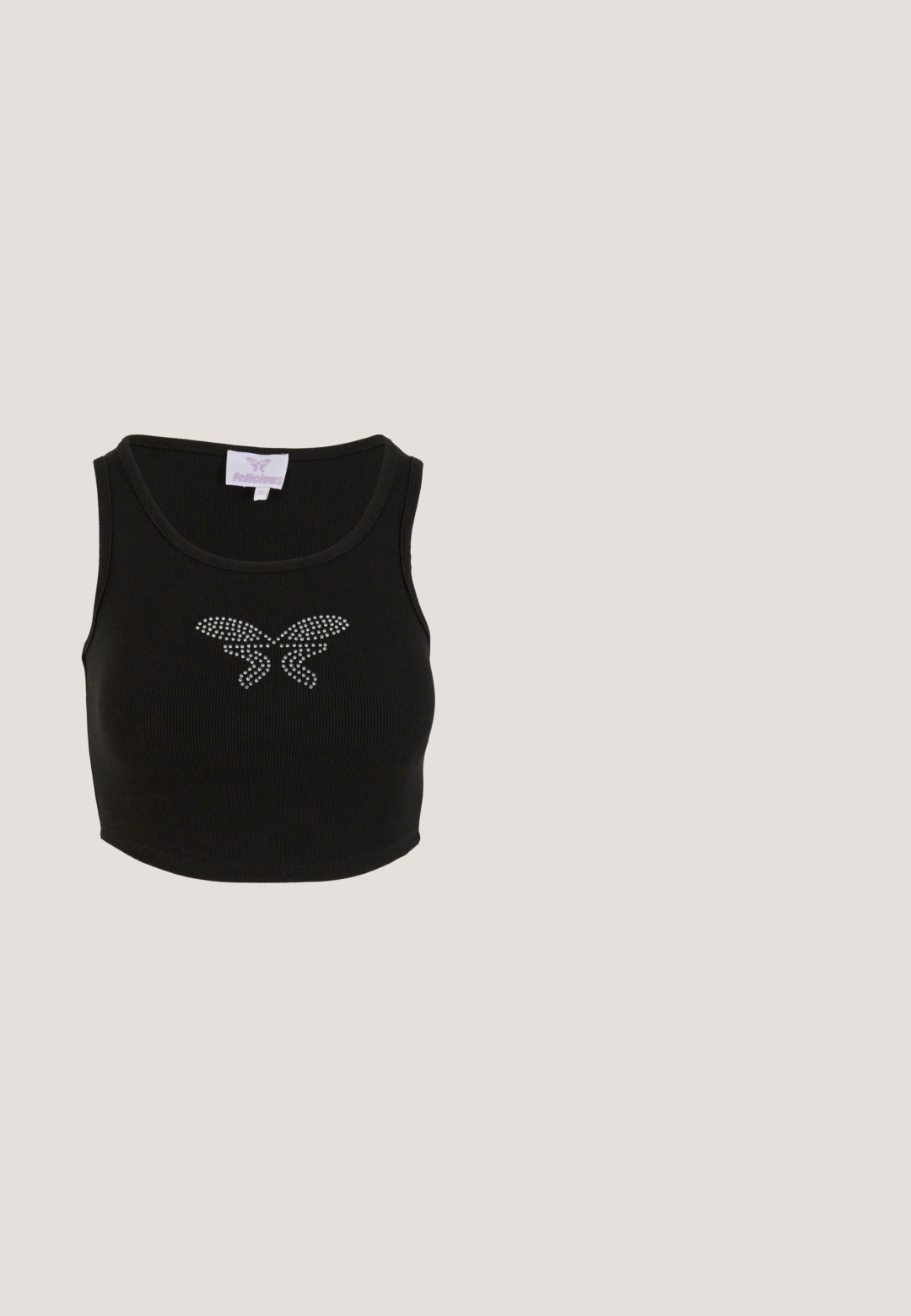 Sort ribbet crop top med en tætsiddende pasform, med et sommerfuglmotiv lavet af rhinsten på forsiden. Inkluderer et mærke med brandnavnet.; Lyseblå højtaljede wide-leg jeans med knaplukning, frontlommer, bæltestropper og diskret falmet detaljer.; Hvid chunky sneaker med tyk tekstureret sål, sølvstjerne og sommerfugledekorationer på hvide snørebånd og sølvnitter på hælremmen.; Brilløse solbriller med lyserøde gradientlinser og klare næsepuder, vist mod en hvid baggrund.; Sølvvævet håndtaske med en sort skulderrem, prydet med et trekantet metallogo og en glat, skinnende overflade.; Sølv halskæde med flere kæder og en central knudedetalje samt en justerbar låseforlængelse på en ensartet lys baggrund.