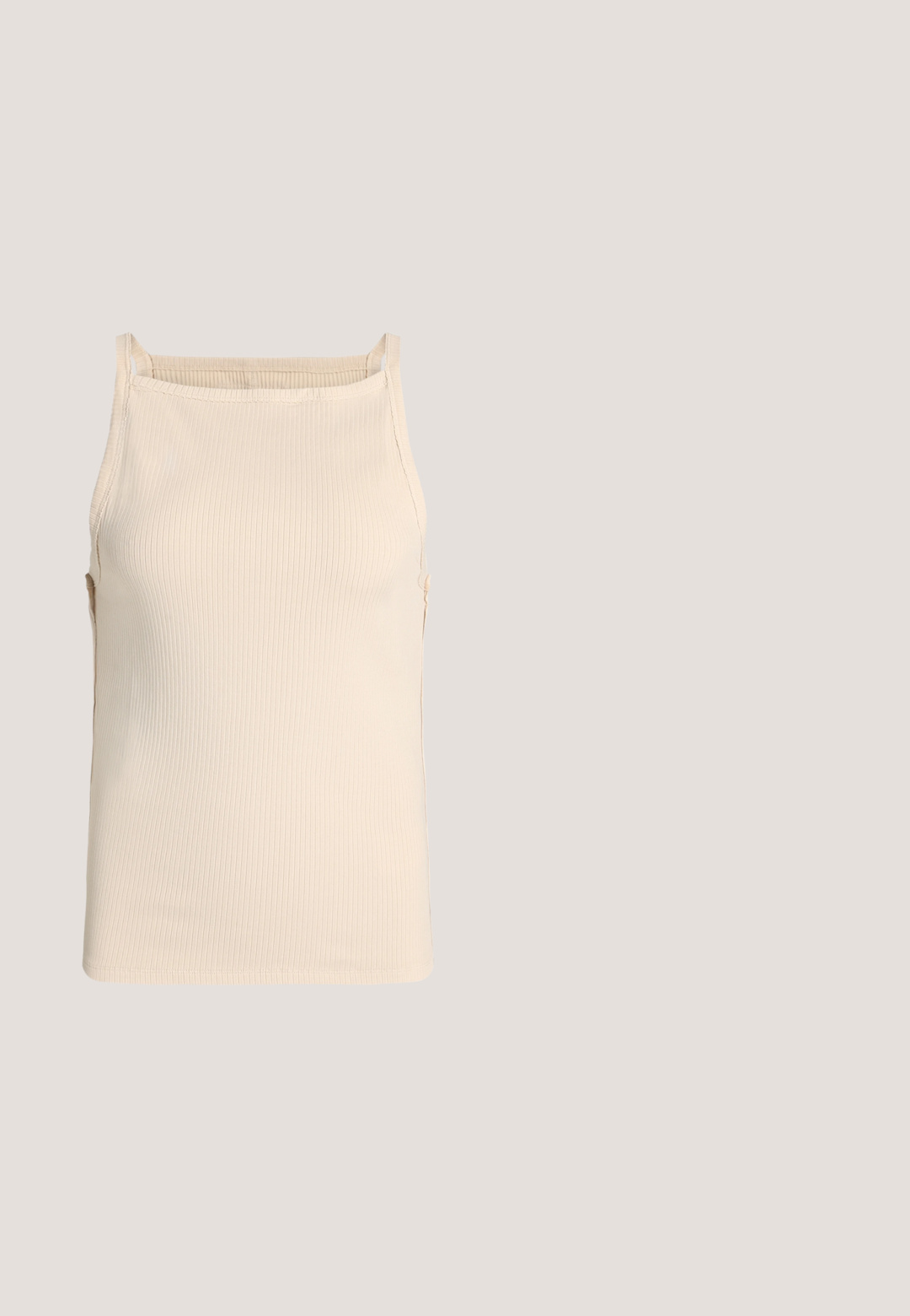 Beige ribbet ærmeløs top med firkantet udskæring og smalle skulderstropper, vist på en ensartet lys baggrund.; Hvide bukser med lige ben og blød tekstur, med lukning foran med knapper og klassiske lommer. Rent, minimalistisk design.; Sorte ruskind slide sandaler med to brede stropper, hver med en stor guldspænde og en naturlig kork sål med en tekstureret gummisål.; Solekatter med leopardmønster, brede rektangulære stel, gradient grå linser og sorte arme med logoaccente.; Beige vævet totebag med sorte accenter og et stort cirkulært logo, ledsaget af en matchende lille lynlåspung. Begge har læderdetaljer.; Sølvhalskæde med en delikat kæde og et lille hestesko-vedhæng pyntet med klare sten, der fremhæver dets indviklede design.
