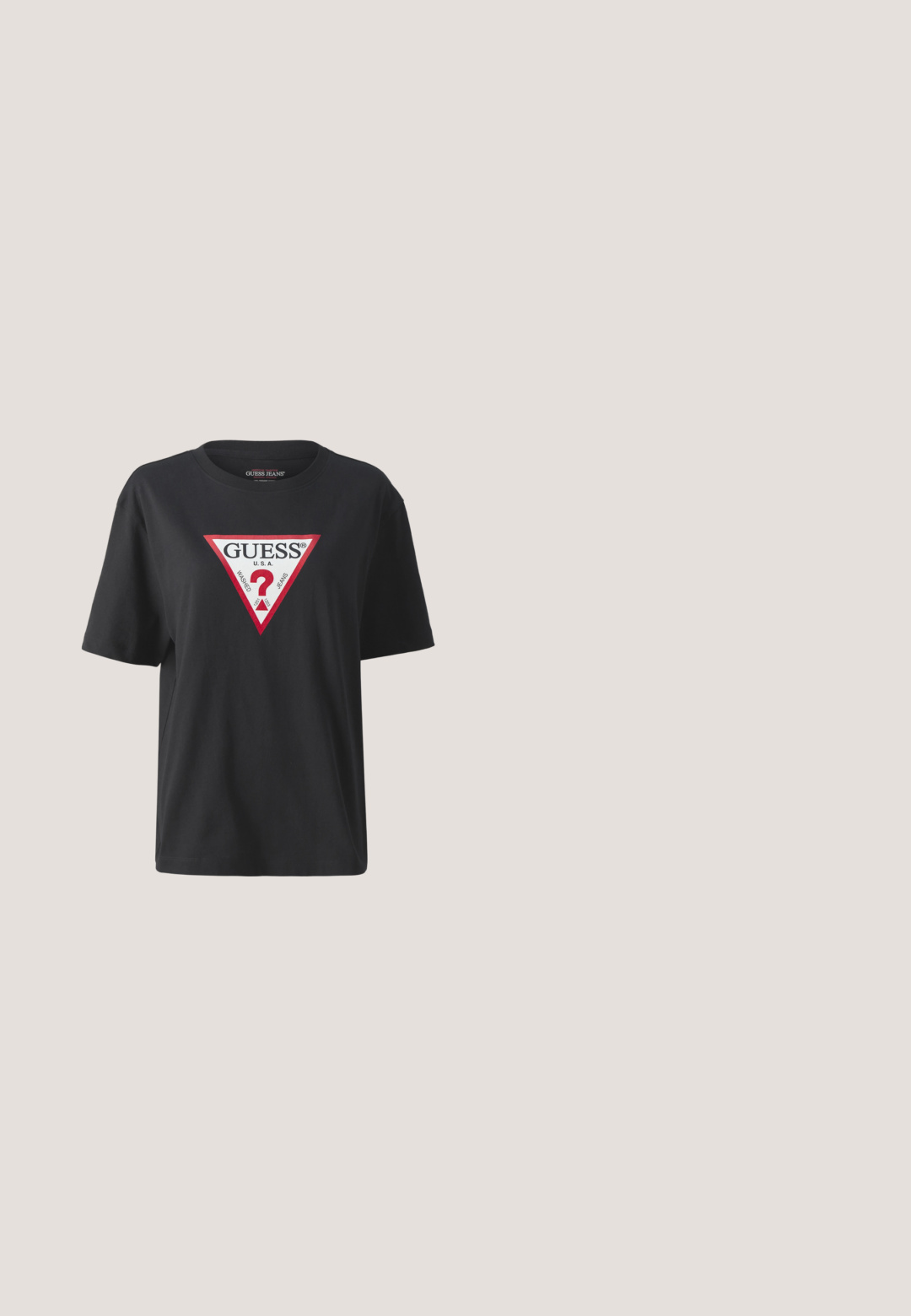Camiseta de algodón negra con un logo en forma de triángulo rojo y blanco que dice "GUESS U.S.A." y un signo de interrogación en el centro. Manga corta, cuello redondo.; Jeans de mezclilla azul oscuro con un diseño de pierna recta, estilo de cinco bolsillos y un leve desgaste en la parte delantera para añadir textura.; Zapatos slingback negros con punta afilada, hechos de material suave, con un pequeño tacón y un acento decorativo plateado en el empeine.; Gafas de sol rectangulares negras con lentes degradados, patillas transparentes con acentos de logo y un diseño de montura gruesa.; Bolso de hombro de cuero negro con forma semicircular, que cuenta con un logo, herrajes dorados y detalles decorativos de llavero.; Pendientes de studs en forma de corazón de plata con un centro que presenta el nombre de la marca grabado y rodeado de pequeñas gemas transparentes.