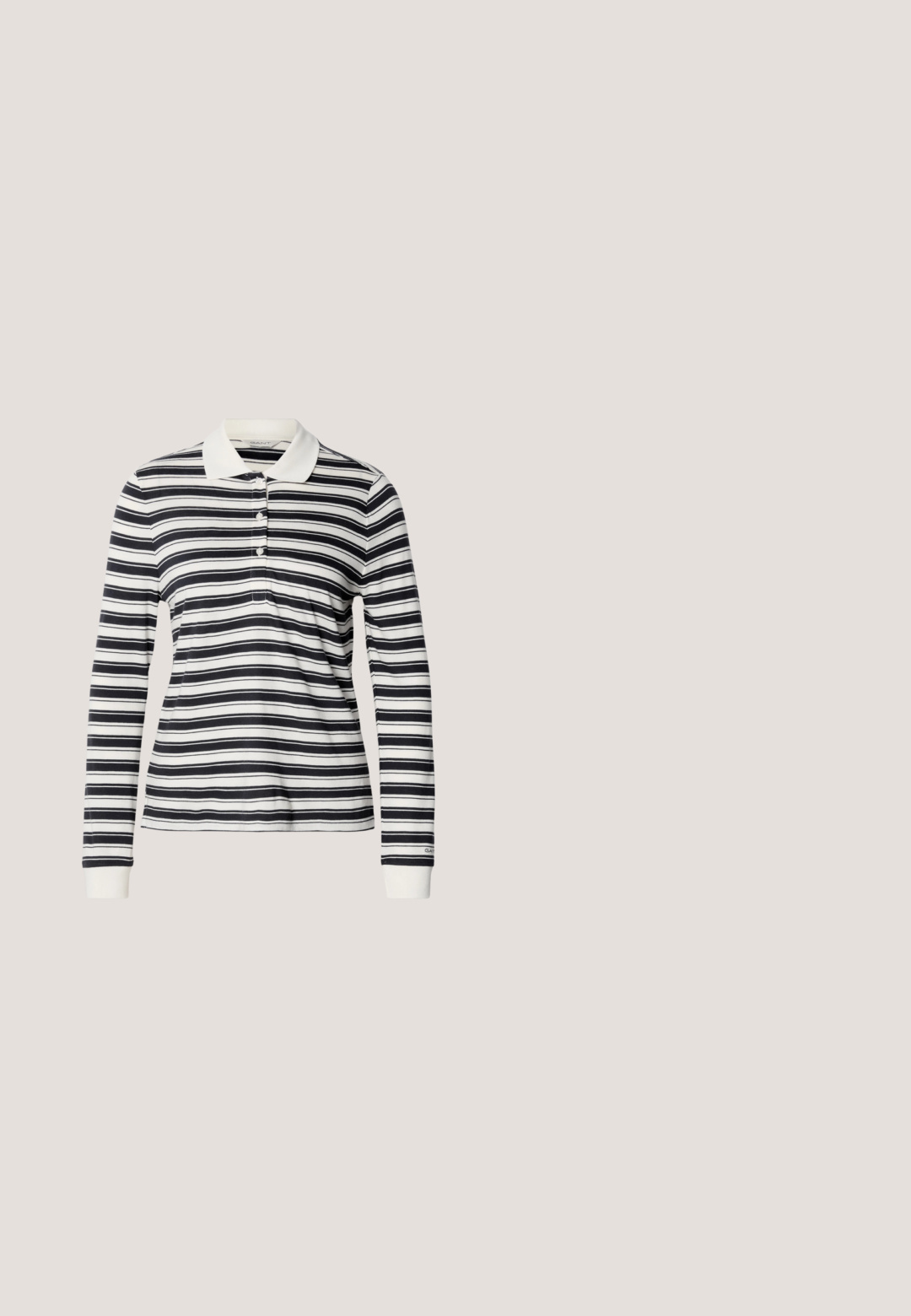 Polo à manches longues avec rayures bleu marine et blanches, en coton, patte de boutonnage à trois boutons et poignets côtelés. Design classique avec col.; Jupe plissée noire en tissu lisse avec une taille large, présentant des plis verticaux pour une texture et un tombé fluides, atteignant la longueur midi.; Ballerines Mary Jane en cuir noir avec un petit talon, présentant un bout rond et un détail de boucle sur le côté. Le design texturé améliore l'attrait visuel.; Vero Moda VMDITTA  - Cabas - black; Boucles d'oreilles en acrylique transparent avec accents dorés, présentant un design incurvé et un fermoir transparent. Texture lisse, style minimaliste.; Ceinture en cuir noir avec boucle rectangulaire argentée enroulée sur un fond blanc.