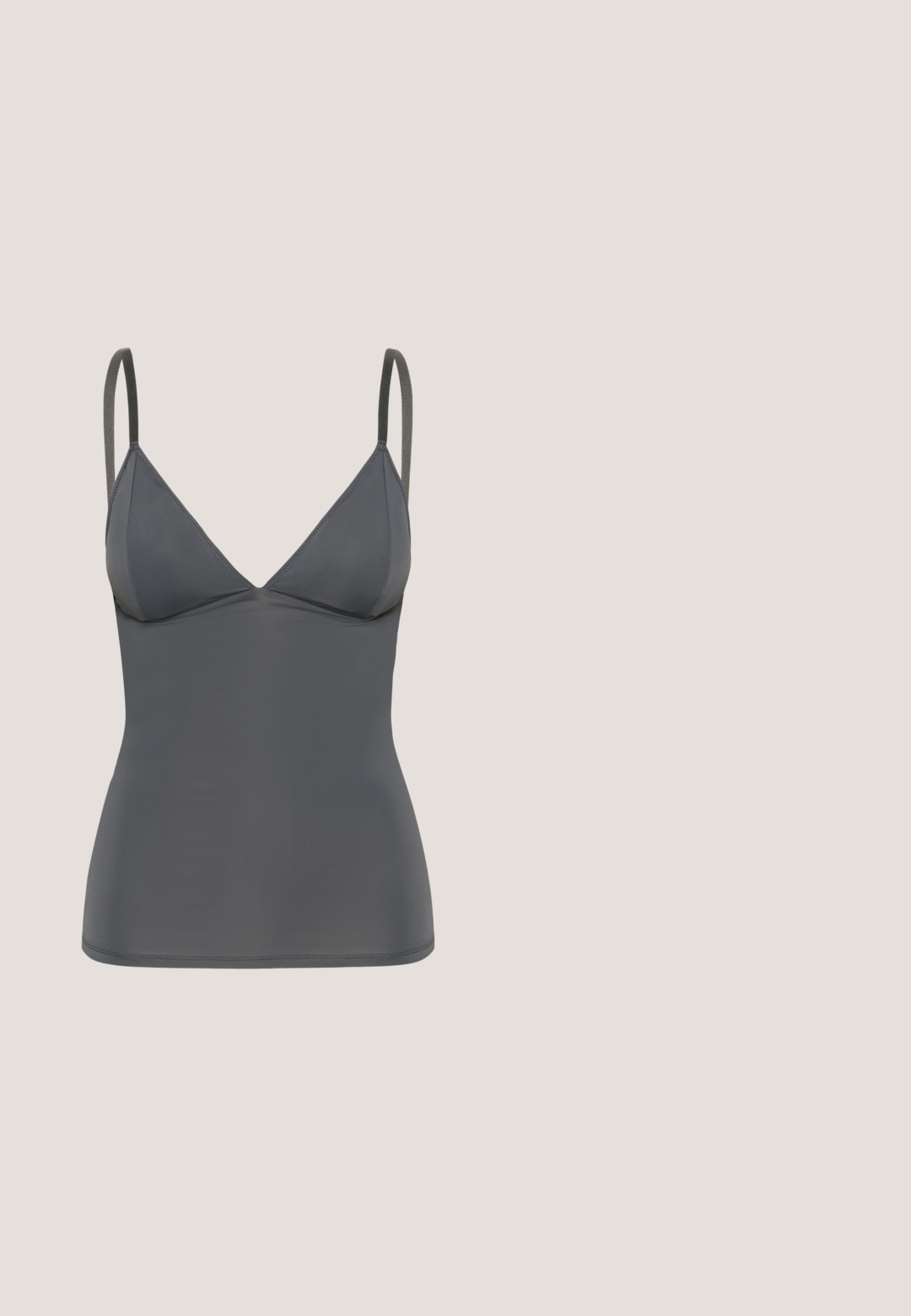 Γκρι αδιάκοπη bralette με ρυθμιζόμενες λεπτές τιράντες, V-λαιμόκοψη και λείο, ελαστικό ύφασμα. Μινιμαλιστικός σχεδιασμός, χωρίς διακοσμητικά.; Μαύρο παντελόνι τζιν με φαρδιά φούστα. Υψηλή μέση με κούμπωμα και θηλιές για ζώνη. Διαθέτει μπροστινές τσέπες και εμφανή ραφή.; Μαύρη δερμάτινη μπότα μέχρι τη μέση της γάμπας με χαμηλό χοντρό τακούνι και διακοσμητικό λουρί με μεταλλική αγκράφα γύρω από τον αστράγαλο, σε πλακόστρωτο πεζοδρόμιο.; Μαύρα οβάλ γυαλιά ηλίου με λεπτούς βραχίονες και κόκκινα φακούς, τοποθετημένα πάνω σε λευκή επιφάνεια.; Μαύρη δερμάτινη τσάντα χειρός με διπλούς ιμάντες, μπροστινές τσέπες με φερμουάρ και λεπτομέρειες από μεταλλικές καρφίτσες, σε απλό ανοιχτό φόντο.; Otiumberg ROSCIDA HEART HOOPS - Σκουλαρίκια - silver-coloured