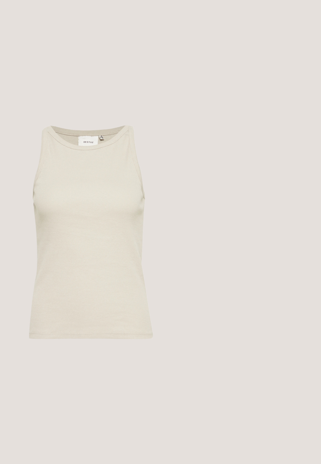 Lys beige tank top lavet af ribbestrikket stof med en rund halsudskæring og ærmeløs design. Har en diskret mærkeetiket indeni.; Sorte linnedbukser med en afslappet pasform, der har en elastisk talje og justerbar snøring. Glat tekstur og bred ben design.; Sort klipklap med perforerede sidehuller, lavet af et letvægts plastmateriale. Har en bagrem og en struktureret sål.; Sorte cat-eye solbriller med mat finish, der har grå tonede linser, skarpe vinkler og slanke sidearme. Mærkenavnet er synligt på den indre arm.; Sort læderhåndvask med en struktureret form, en glat overflade og en enkelt skulderrem. Har et subtilt, rundet klapdesign.; Sølvring med dobbeltbånd og en glat, poleret overflade. Den har et flydende, buet design med overlappende sektioner for et moderne udtryk.