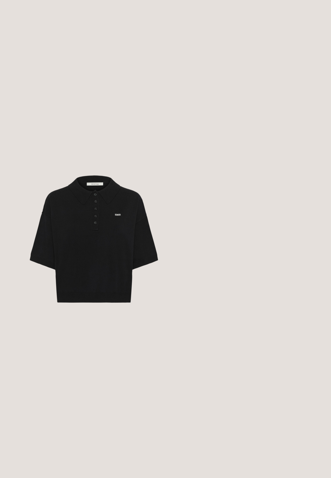 Sort polo shirt med krave, korte ærmer, fem-knaps åbning og et lille broderet logo på brystet. Glat stoftekstur.; Sort mini nederdel lavet af blødt stof, med sidelæg og snører ved kanten. Glat tekstur med en tætsiddende silhuet.; Sorte læder ankelstøvle med elastiske sidepaneler og en kraftig mønstret sål. Har en pull tab og guld branddetalje. Mat finish.; Sorte solbriller med oval ramme og mørke tonede linser, vist i en let vinkel på en hvid overflade.; Rød silkeslørf med en hvid hjerteomrids, "Coach" skrift, et vinget hestegrafik og tekst der siger, "Amerikas oprindelige hus for læder."; Sort læderbælte med en glat overflade, der har en rektangulær sølvmetalspænde og runde metalnitter langs remmen.