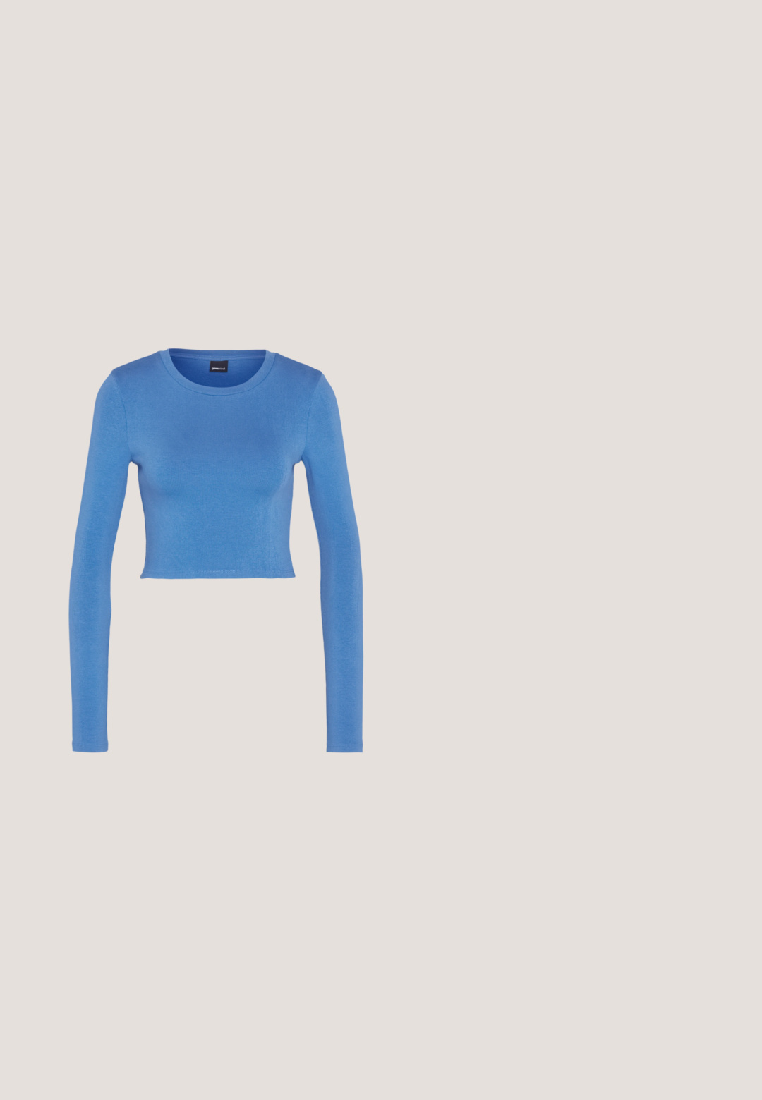 Gina Tricot LONGSLEEVE - Langærmet T-shirt - federal blue; Blå denim cargo bukser med en afslappet pasform, som har en snor i taljen og to sidelommer. Glat tekstur, brede ben.; Lys grå atletik sko med en overdel i mesh og syntetiske materialer, der har snørebånd, polstret krave og struktureret sål for godt greb.; Skildpaddebens rektangulære briller med klare linser, der har kraftige stel, guldaccenter og et strømlinet design.; Blå denim håndtaske med et polstret, buet håndtag. Har et diskret brunt logo mønster og en sort snorelukning.; Sølv hoops med en bølget, uregelmæssig tekstur. Har en tynd, cirkulær form og en reflekterende finish.