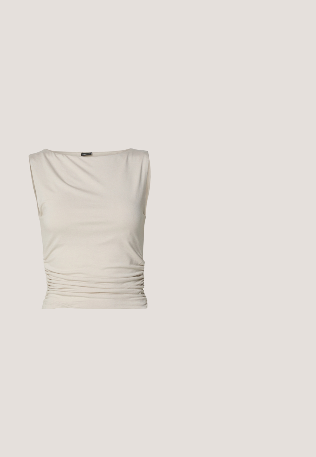 Gina Tricot SOFT TOUCH BOATNECK TOP - Top - pumice stone; Jeans negros de campana con una tela suave, cintura de altura media, bolsillos delanteros y cierre de botón. El dobladillo se ensancha en la parte inferior.; Sandalias de plataforma de cuero negro con diseño de puntera abierta, correa en el tobillo y un tacón cuadrado grueso. Textura suave y estilo minimalista.; Gafas rectangulares negras con lentes transparentes, con bordes redondeados y acentos laterales, con un acabado brillante en el marco y las patillas.; Bolsa hobo verde de cuero con un diseño suave, asa curvada y textura lisa. No contiene hardware visible ni acentos.; Pendientes de studs en forma abstracta de plata con un acabado pulido, que presentan curvas suaves y contornos sutiles. Sin patrones o acentos visibles.