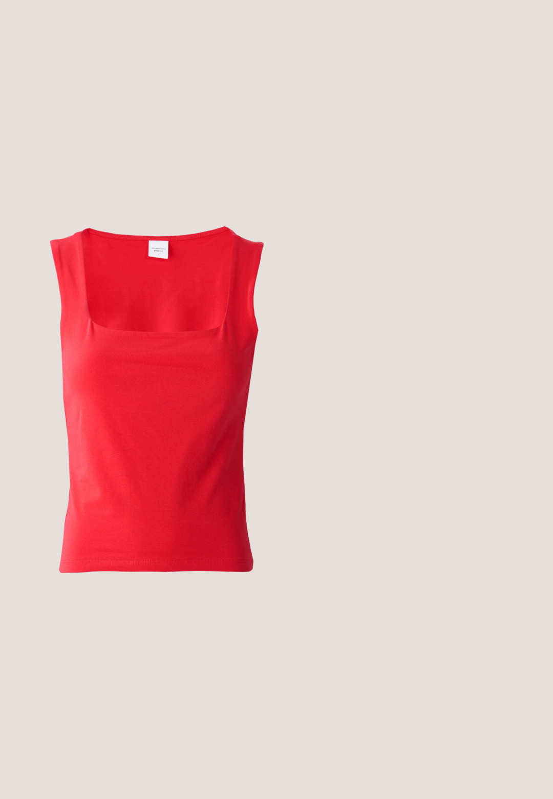 Top rojo de manga corta, hecho de una tela suave con un escote cuadrado y una silueta ajustada, que presenta líneas de dobladillo limpias y rectas.; Falda de mezclilla negra con cremallera frontal, dos bolsillos laterales, diseño de longitud media y un ligero desgaste. Presenta un corte recto y bordes dobladillos.; Zapato plano negro con malla y adornos de brillantes, con cordones que rodean el tobillo y se atan en un lazo.; Gafas de sol ovaladas negras con varillas delgadas y lentes tintados de rojo descansando sobre una superficie blanca.; Bolso de mano de cuero negro con forma redondeada, decorado con detalles de tachuelas plateadas y un asa corta. Textura lisa y cierre con cremallera.; Los pendientes de aro de plata presentan un diseño suave y redondeado con un perfil delgado y un cierre seguro. Estilo minimalista con un acabado pulido.