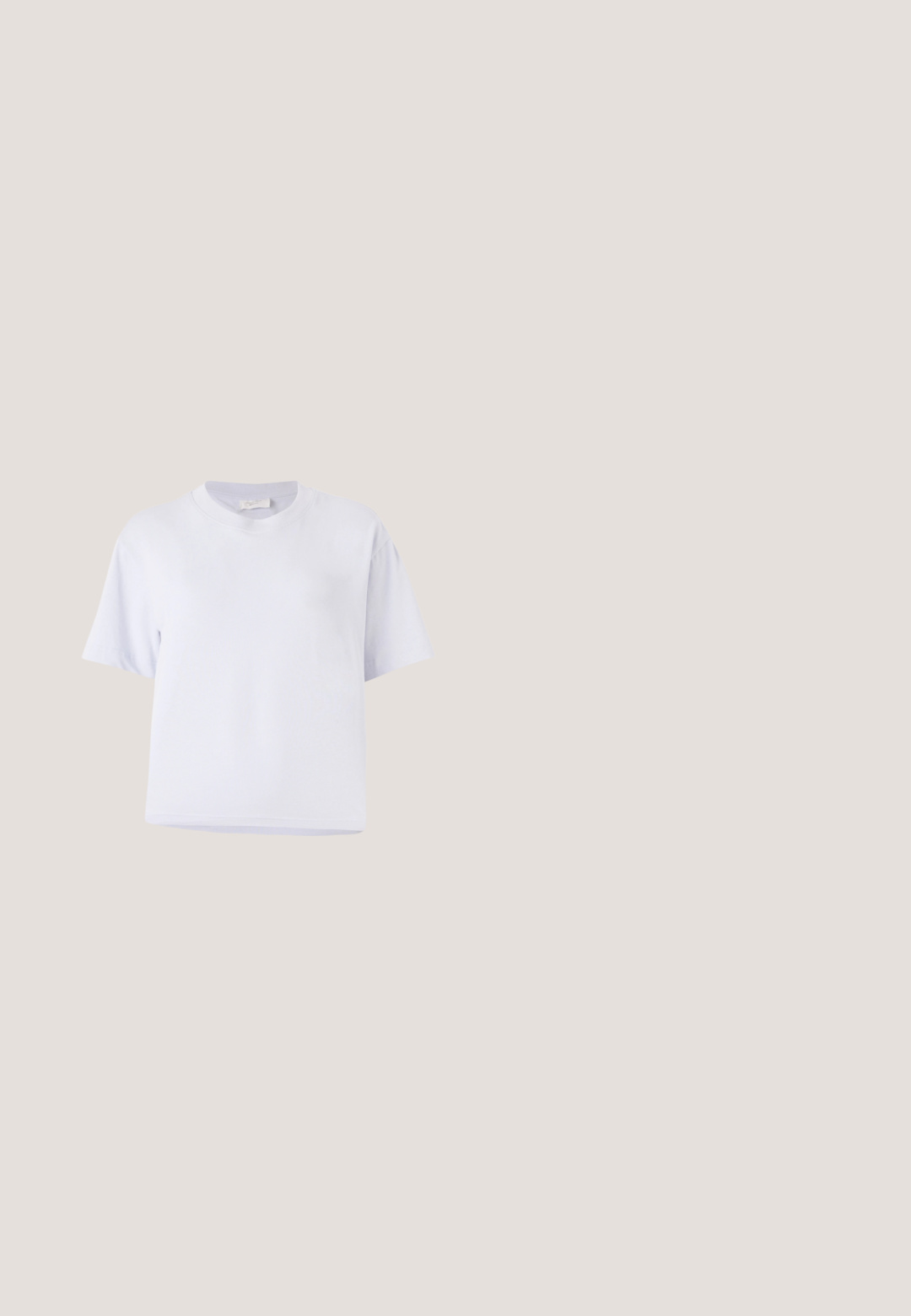 Camiseta de algodón blanca con un corte relajado, mangas cortas, cuello redondo y sin patrones o adornos visibles. Textura suave.; Vaqueros de pierna ancha de color azul claro con cintura alta, dobladillos deshilachados y detalles de costura en contraste, fabricados en tejido de mezclilla.; Zapatilla blanca con un logo en V negro, con una parte superior de cuero liso, puntera redonda, cierre de cordones y una lengüeta en el talón de color negro en contraste.; Gafas de sol rectangulares negras con lentes oscuros, montura de plástico grueso y patillas anchas. Superficie lisa y diseño anguloso.; Bolso de mano de cuero negro con forma triangular, tapa en ángulo y un asa superior redondeada. Presenta una textura suave y detalles de diseño minimalistas.; Pendientes de aro en tono plateado con forma redonda y un acabado pulido. Ambos pendientes son del mismo tamaño y cuentan con un mecanismo de cierre seguro.
