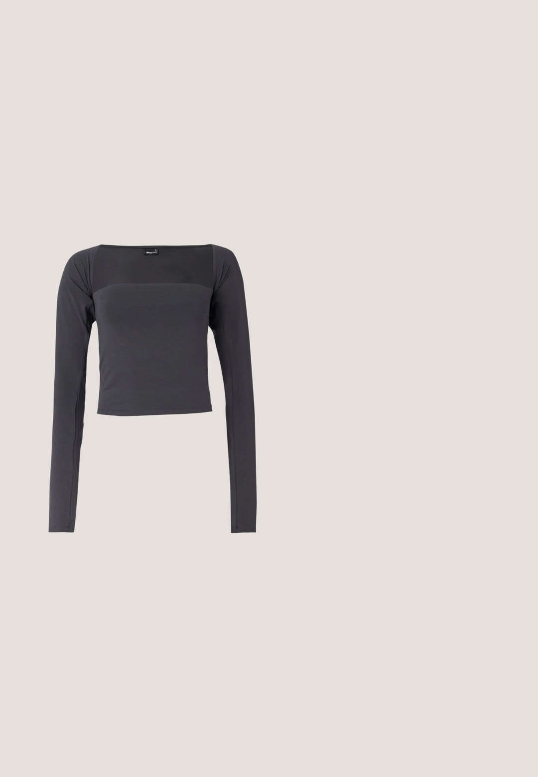 Top corto de manga larga en tela gris oscuro con una textura suave. Presenta un escote cuadrado y un diseño ajustado.; Pantalones negros de pierna ancha y talle alto con pliegues delanteros y bolsillos laterales, diseñados para un ajuste suelto y cómodo.; Bailarinas metálicas plateadas con punta afilada, correa en el tobillo con hebilla ajustable, superficie texturizada y suela negra minimalista.; Gafas de sol grises con lentes ovalados y un armazón grueso. Cuenta con acentos plateados en las patillas y un acabado suave y brillante.; Bolso de malla negra adornado con tachuelas plateadas, con un asa curvada y una correa de cadena. Textura suave con forma redondeada.; Pendientes de aro de plata retorcida con un acabado liso y reflectante y un cierre seguro. El diseño presenta un patrón en espiral para un detalle adicional.