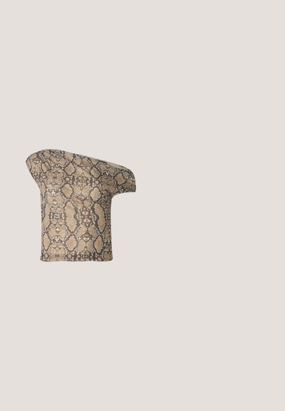 Textuur, beige en bruine slangenhuid-gepatenteerde stof met een asymmetrische vorm, ontworpen voor een unieke, moderne uitstraling.; Mos Mosh MMDARA DELUXE JEANS - Relaxed fit jeans - dark blue; Zwarte leren enkellaarzen met een puntige neus, ritssluiting, gebogen hak en een decoratieve band met metalen accenten.; Zwarte leren hobo tas met een zachte, glanzende textuur en een ronde, open bovenkant. Voorzien van een brede, gebogen schouderband om te dragen. Geen zichtbare hardware.; Zilveren hoepel oorbellen met een minimalistisch ontwerp. Cirkelvormig, gladde textuur en dun profiel. Lichtgewicht met een gepolijste afwerking.; Zwarte leren riem met een zilveren ronde gesp, vlak ontwerp, taps toelopend uiteinde, gladde textuur en minimalistische stijl.