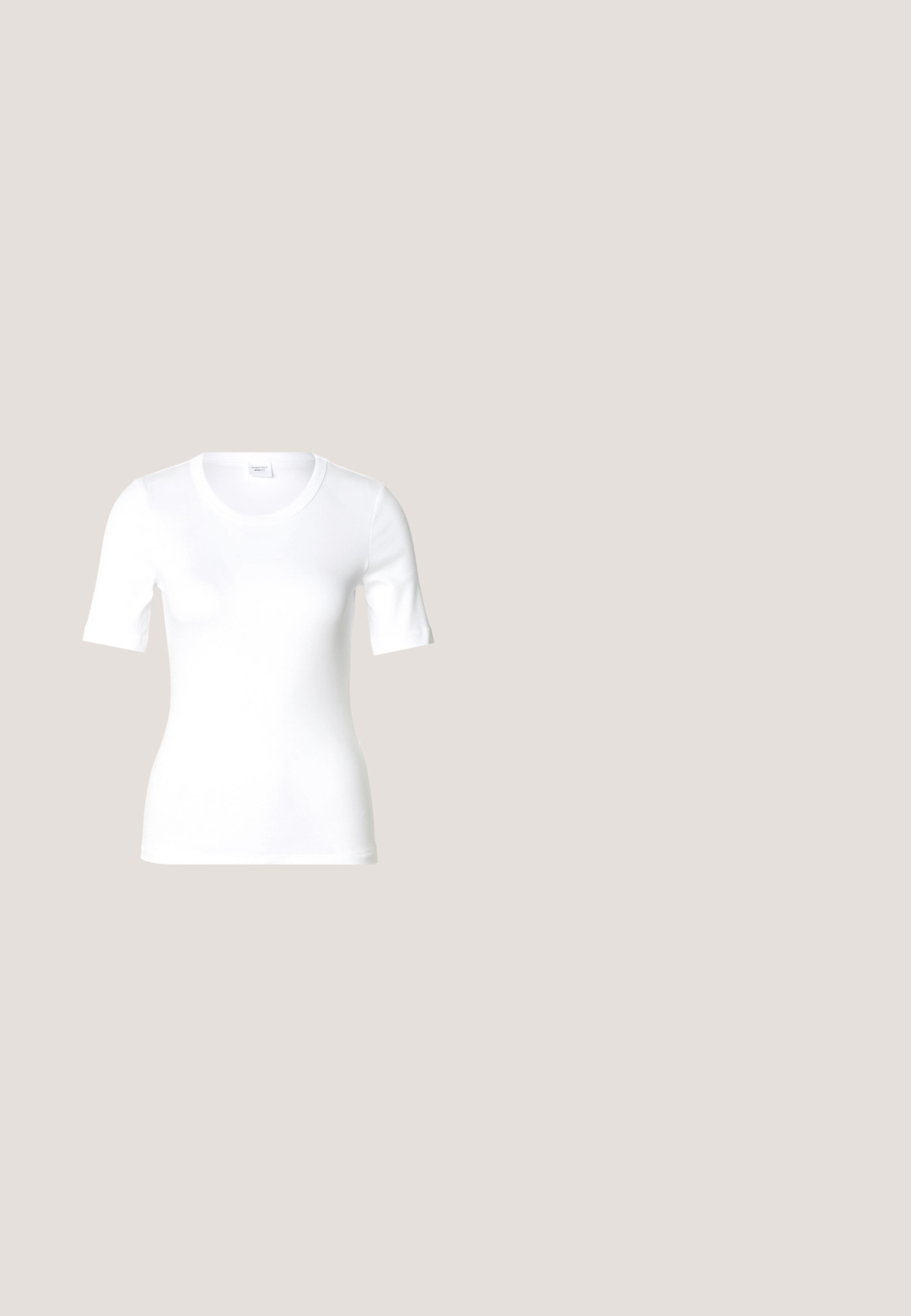 Weißes T-Shirt mit kurzen Ärmeln aus glattem Baumwollstoff, mit rundem Ausschnitt und figurbetonter Form. Klassisches Design, ohne Muster oder Akzente.; Schwarze weite Jeans aus Denim, mit hoher Taille, Fronttaschen und einer großen Öffnung am Hosenbund für eineweite Beinform.; Schwarze hochhackige Sandale mit elegantem Design, featuring einem Knöchelriemen, offener Zehenpartie und glattem Lederfinish.; Schwarze Cat-Eye-Sonnenbrille mit dunkelgrauen Gläsern, schlankem Kunststoffrahmen, spitzen Ecken und geraden Bügeln. Keine sichtbaren Befestigungen oder Akzente.; Schwarze strukturierte Handtasche aus Leder mit einem oberen Tragegriff, abnehmbarem Schulterriemen und einer Klappe auf der Vorderseite. Akzente in Goldmetall.; Schwarzer Leder-Gürtel mit glatter Textur, ausgestattet mit einer silberfarbigen Metallschnalle und einfachen Schlaufenakzenten. Das Design ist elegant und minimalistisch.