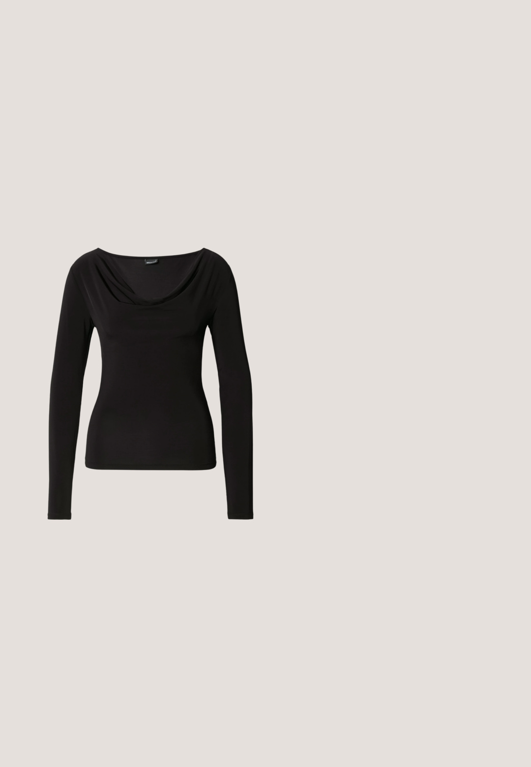 Haut noir à manches longues avec un col drapé, en tissu doux, présentant une coupe ajustée et des coutures minimales pour une apparence lisse.; Jean noir taille haute avec des jambes évasées, poches avant, passants de ceinture et deux boutons argentés à la taille.; Bottes noires en cuir longueur cheville avec un bout pointu, texture lisse et une accent en boucle argentée sur le côté. Talon carré épais.; Lunettes de soleil noires avec une monture rectangulaire élégante. Équipées de verres teintés en dégradé foncé et d'un logo "vogue" doré sur les branches.; Sac hobo en cuir noir avec une texture douce et brillante et un haut ouvert arrondi. Dispose d'une large sangle courbée pour le transport. Pas de matériel visible.; Ceinture en cuir noir avec une texture lisse, dotée d'une boucle en métal argenté et d'une extrémité effilée. Design simple et classique.