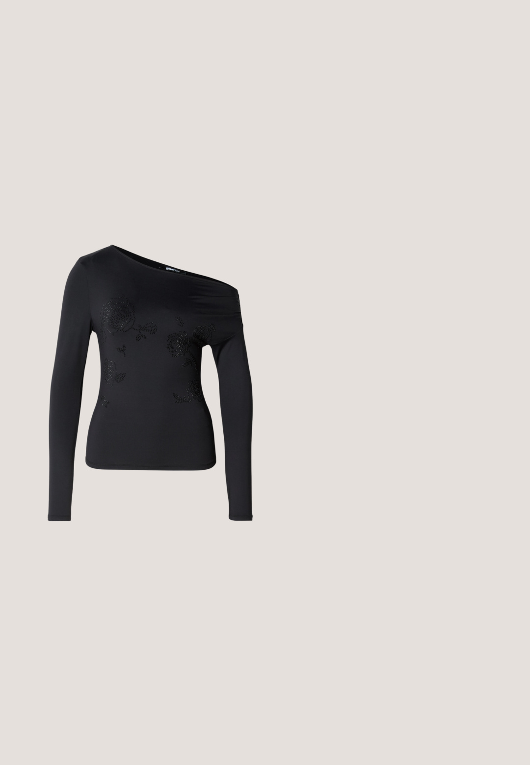 Sort langærmet top med off-shoulder design, prydet med blomster mønstre lavet af rhinsten på forsiden. Glat, strækbart stof.; Sorte vidde bukser lavet af glat stof har frontfald, en enkelt knaplukning og bæltesløjfer.; Sort laklæder slingback sko med spids tå og lav vinklet blokhæl på ensartet lys baggrund.; Bordeaux håndtaske lavet af glansfuldt materiale, rektangulær form, med to skulderremme og subtile buede detaljer på forsiden.; Sølv stjerneformede øreringe med en glat, poleret finish på en ensfarvet hvid baggrund.; Sort læderbælte med et bredt design. Har en dekorativ sølvspænde og en textured overflade. Justerbar længde med en simpel lukning.