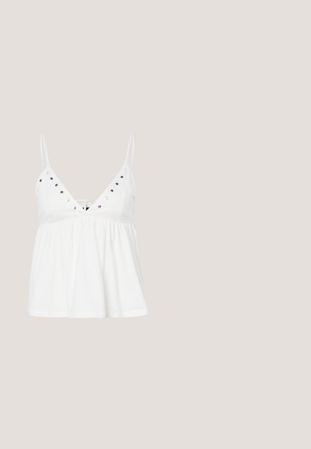 Top blanc sans manches pour femme avec fines bretelles, encolure en V, clous argentés le long de l'encolure et taille froncée et ample.; Pantalon noir à jambes larges avec taille haute élastique et poches plaquées devant, en tissu texturé.; Des sandales en cuir marron à glisser présentent deux larges lanières avec du matériel doré, reposant sur une semelle en caoutchouc noir texturé.; Lunettes de soleil rectangulaires vertes avec des verres marron et un petit logo "QUAY" sur la branche, présentées sur un fond blanc.; Sac fourre-tout vert avec un tissu texturé et froissé et de larges poignées, présenté sur un fond clair uni.; Collier à double couche avec un rang de perles et une chaîne en or ornée de breloques : botte rouge, oiseau, fer à cheval et pendentif cœur.