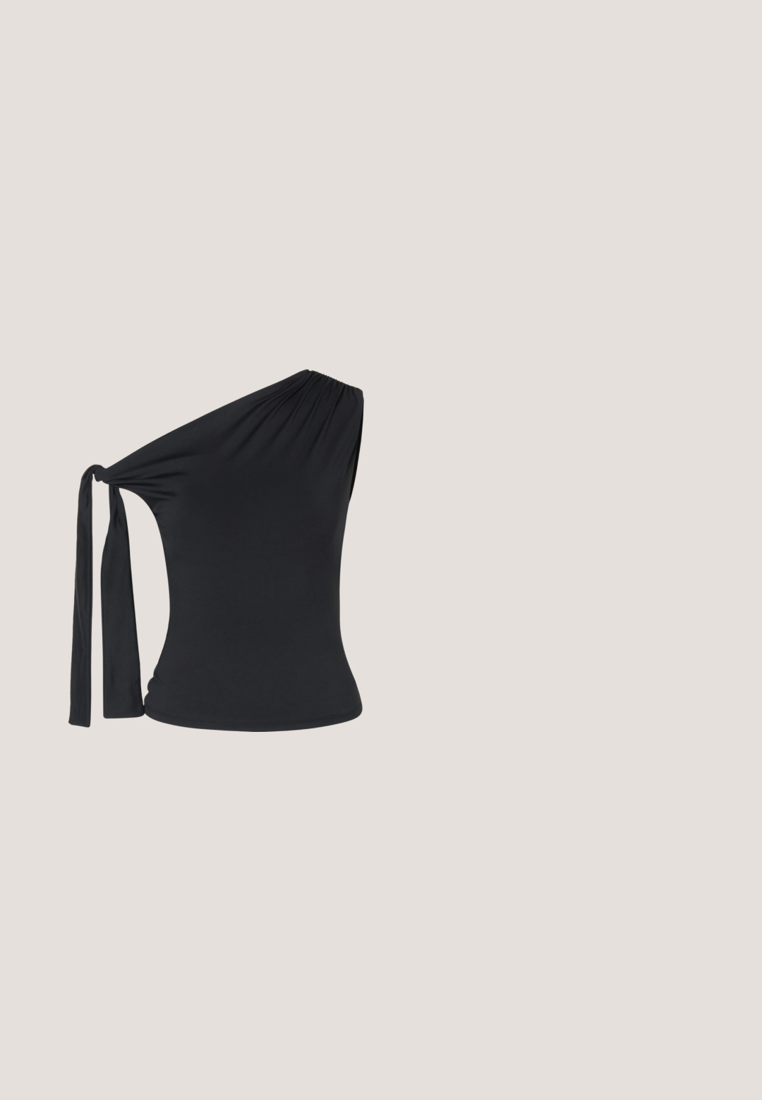 Zwarte one-shoulder top met een zij-uitgesneden stuk en een lange stoffen strik op de schouder, aansluitende stijl met rekbare stof.; Zwarte midi-rok met een aansluitende tailleband, voorzien van een doorzichtige onderste paneel. Soepele textuur met een strakke silhoeet en geen zichtbare patronen.; Zwarte lakleren slingback schoenen met een spitse neus en een lage blokhak. Verstelbare gespband bij de enkel.; Kleine rechthoekige donkerbruine leren handtas met een enkele riem en een goudkleurige ritssluiting.; Zilverkleurige stervormige oorringen met een gladde, gepolijste afwerking op een effen witte achtergrond.; Zwarte leren riem met twee ronde zakken, vastgezet met zilveren drukknoopjes. Glad oppervlak, licht gebogen ontwerp.