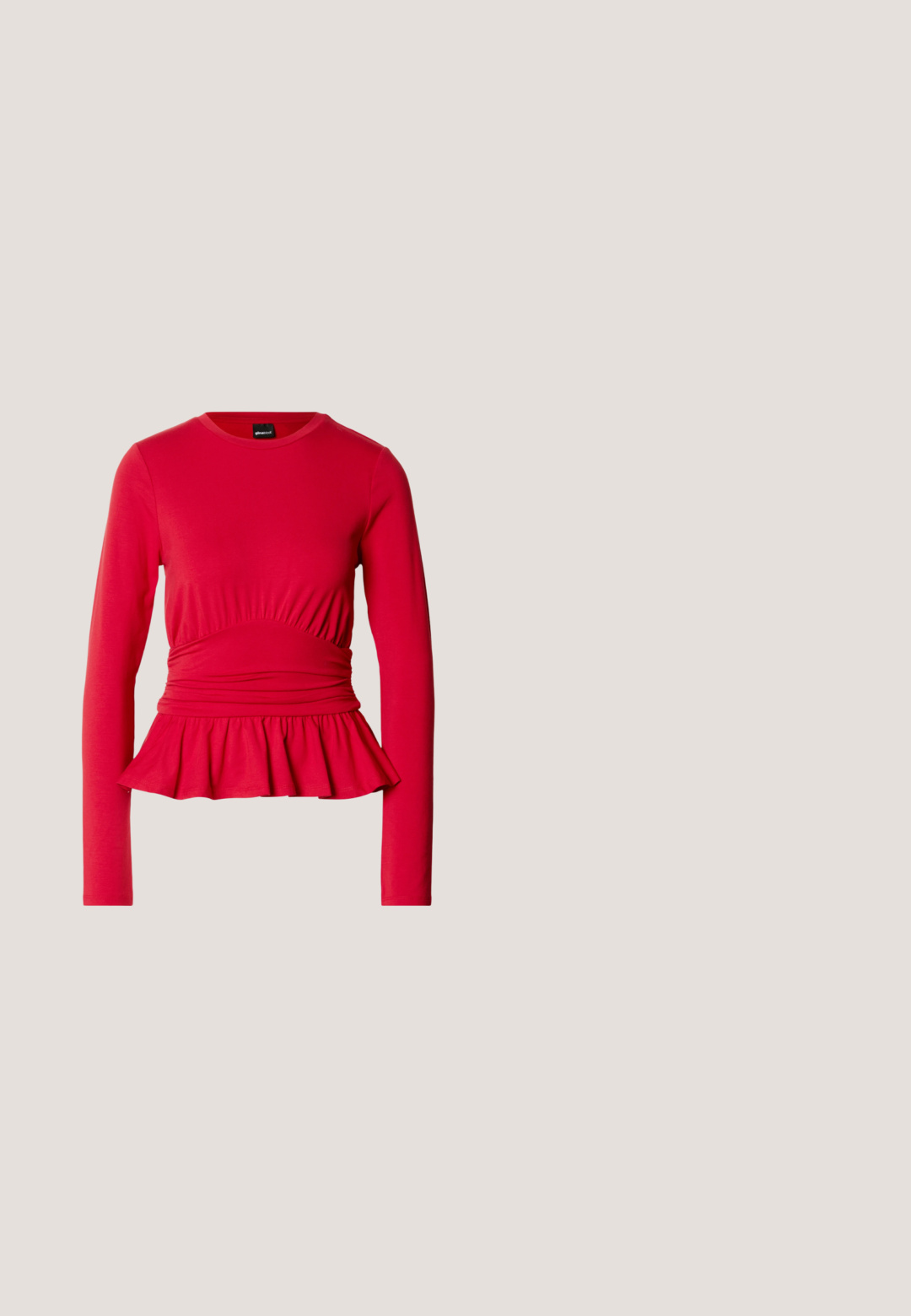 Rode top met lange mouwen, een ronde halslijn, geplooide details bij de taille en een uitlopende peplum zoom, gemaakt van zachte, rekbare stof.; Bordeauxrode broek met structuur, rechte pijpen en een elastische tailleband met bijpassende trekkoord.; Zwarte leren midi-jurk met een gladde textuur; heeft een tailleband en zijzakken. Gepaarde met glanzende zwarte hakken.; Rode ovalen zonnebril met halfdoorzichtige glazen en een glad kunststof montuur. De pootjes zijn slank en voorzien van een wit logo.; Rode glanzende leren handtas met een driehoekige vorm, brede opening aan de bovenkant en een enkele gebogen handgreep. Gladde textuur met minimale stikseldetails.; Even&Odd Oorbellen - red