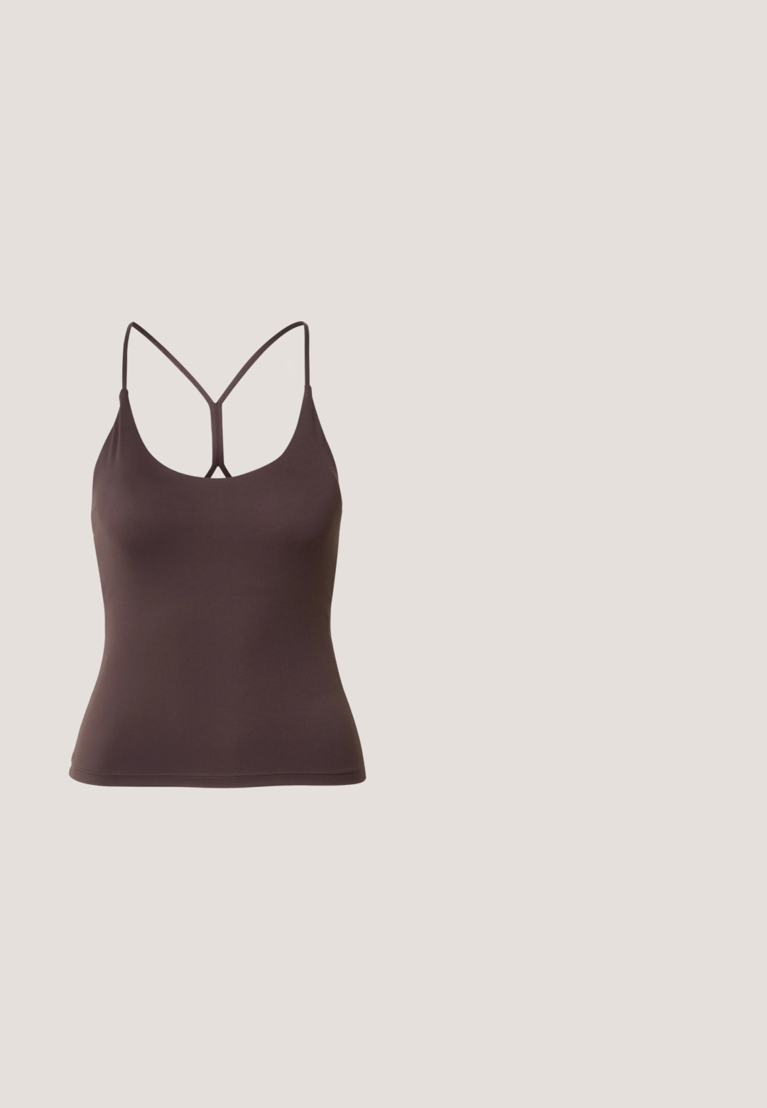 Donkerbruin aansluitend tanktopje met dunne dubbele schouderbandjes die aan de achterkant een Y-vorm vormen, naadloze zoom.; Beige katoenen rok met een gathered zoom, voorzien van een brede elastische tailleband. Lichtgewicht materiaal met een zachte textuur en een casual design.; Bruine suède sneaker met witte strepen en zilveren accenten, voorzien van een getextureerde bovenkant, vetersluiting en een zool van gumrubber.; Bruin getinte rechthoekige brillen met een glanzende afwerking, met slanke pootjes en doorzichtige glazen. Logo zichtbaar op de linkertempel.; Donkerbruine leren schoudertas met een zachte, slungelige vorm en een gedraaide knoopvormige handgreep op een effen witte achtergrond.; Twee paar glanzende zilveren oorbellen in de vorm van ringen met een kenmerkend puntig, V-vormig ontwerp, weergegeven op een witte achtergrond.
