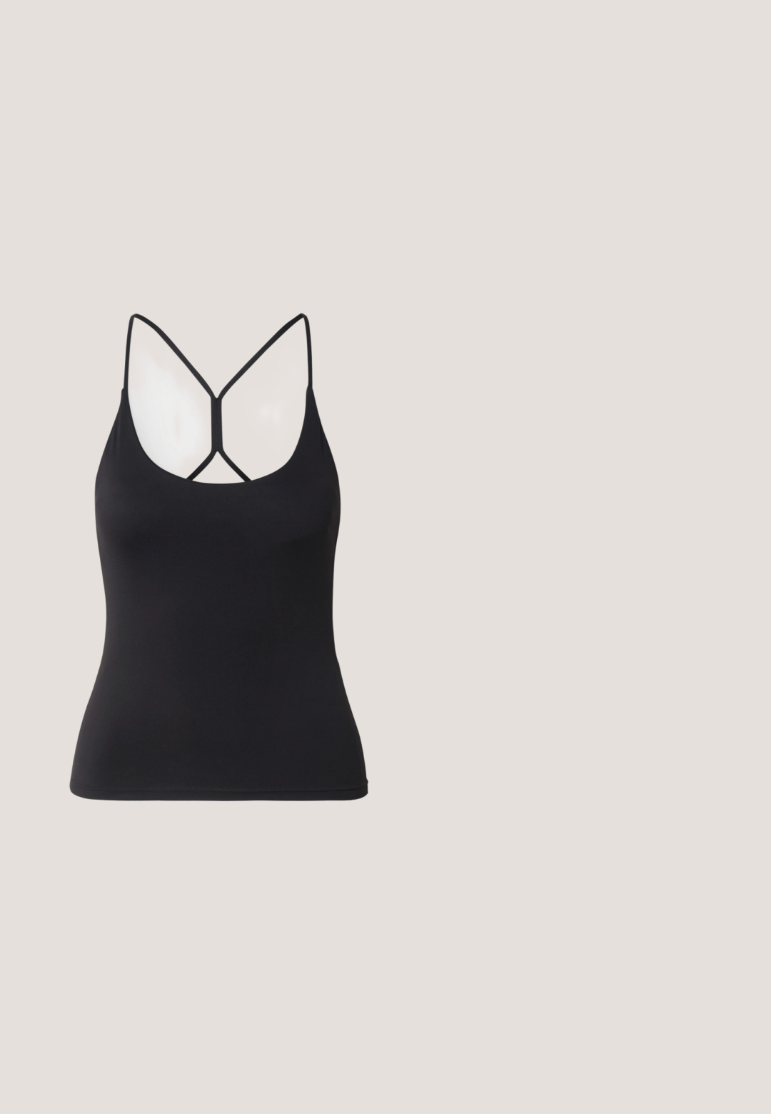Schwarzes eng anliegendes Tanktop mit dünnen Trägern und einem einzigartigen, überkreuzten Design auf der Rückseite vor hellem grauem Hintergrund.; Hoch taillierte, schwarze, knielange Stretch-Shorts mit flachen Nähten, designed für Sportbekleidung oder den Freizeitgebrauch.; Schwarzer Nike Laufschuh mit Mesh- und Synthetik-Obermaterial, der über einer Betonfläche und Treppen im Hintergrund schwebt.; Schwarze ovale Sonnenbrille mit schlanken Bügeln und rot getönten Gläsern, die auf einer weißen Oberfläche liegt.; Weiche, hellgraue Hobo-Tasche aus synthetischem Material. Verfügt über einen gepolsterten Tragegriff und ein seitliches Reißverschlussfach.; Glatt, dicke silberne Creolen mit glänzend-poliertem Finish, eine zeigt die Vorderseite und die andere den Stecker-Verschluss.