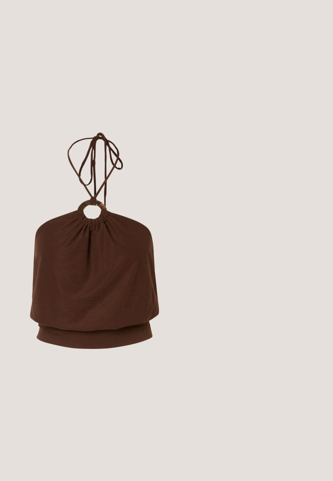 Top marron à col licou avec un anneau métallique rond à l'encolure et des bretelles réglables à nouer, coupe ample autour du torse.; Pantalon marron à jambes larges avec taille élastique et cordon, fabriqué en tissu doux, présenté sur un fond clair uni.; Sandale marron à enfiler avec semelle plateforme épaisse, bride ajustable sur le coup de pied et design à bout ouvert.; Lunettes de soleil rondes teinte brun avec une monture bordeaux brillante. Branches fines avec un détail de marque subtil. Design de verres plats.; Sac à épaule en cuir tressé marron avec une seule large bandoulière et un corps souple en forme de croissant.; Boucles d'oreilles dorées avec une forme abstraite et organique, présentant une surface texturée et une fermeture à poussette.