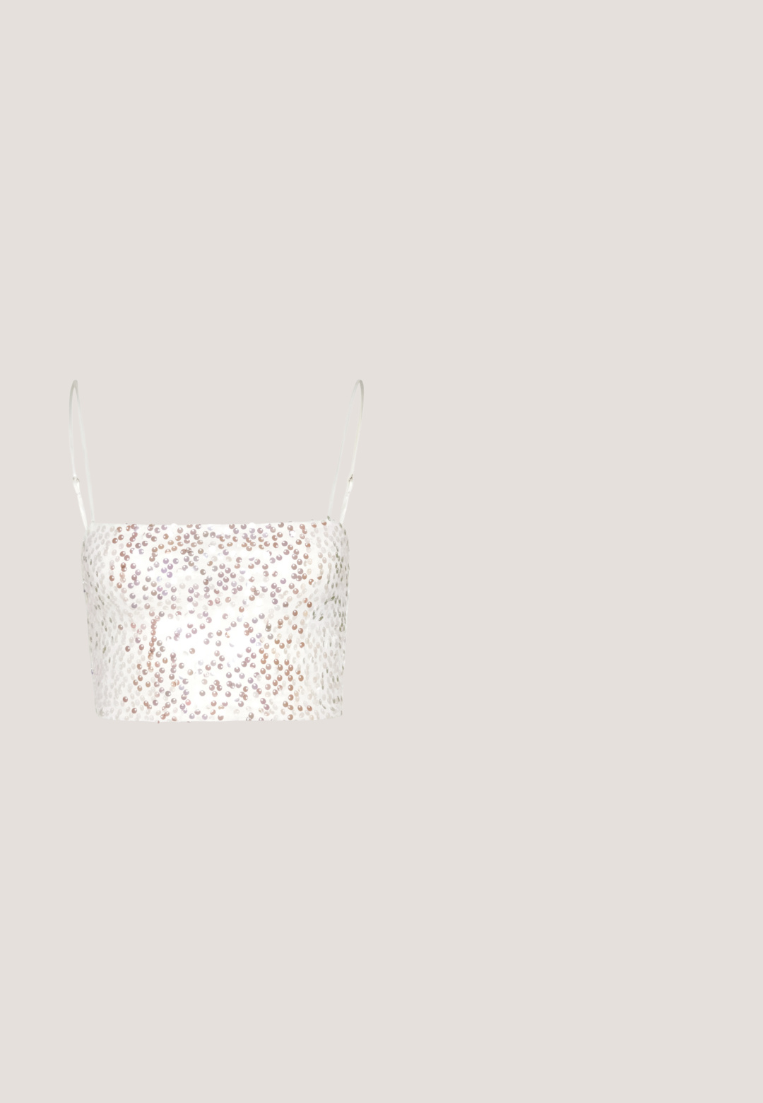 Gina Tricot SHIMMER CROPPED - Top - offwhite; Svetlomodré rifle s širokými nohavicami, vyblednuté vpredu, v štýle piatich vreciek, so zapínaním na gombík a zips, položené na bielom pozadí.; Biely masívny tenisky s hrubou podrážkou, šnurovanie vpredu a striebornou hviezdou a korálikovými ozdobami na šnúrkach a päte.; Oválne okuliare s kovovým strieborným rámom, priesvitnými šošovkami a textúrovanými perlovými akcentmi na spánkoch. Ľahký dizajn s zahnutými ramenami.; Čierna korálková kabelka s zakriveným siluetom, nosnou rukoväťou a lesklou textúrou. Nosená s vysokými čiernymi topánkami na opätku a priliehavými čiernymi šortkami.; Strieborný retiazkový náhrdelník s malými obdĺžnikovými kovovými akcentmi rovnomerne rozmiestnenými a nastaviteľnou sponou na bielom pozadí.