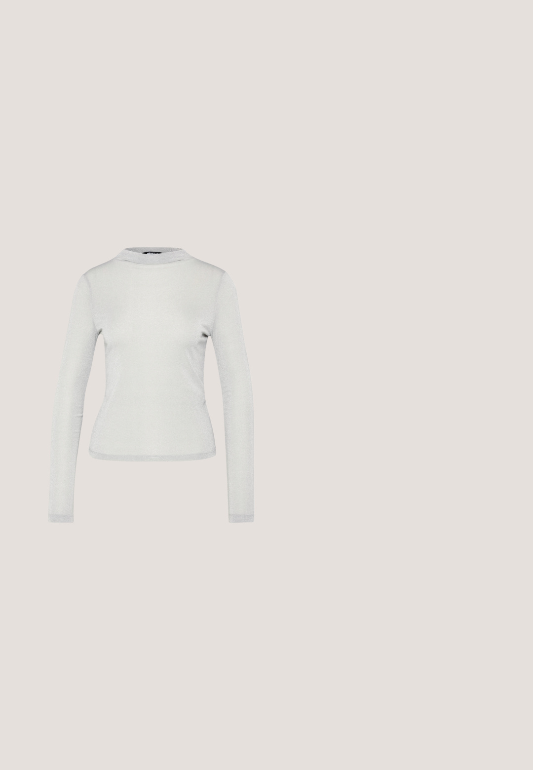 Gina Tricot GLITTER TURTLENECK - Μπλούζα με μακριά μανίκια - silver grey; Φαρδιά παντελόνια σε λαμπερό, ασημί ύφασμα. Διαθέτουν απαλή υφή με επίπεδη ζώνη και χωρίς ορατές τσέπες.; Μπλε λουστρίνι μποτάκι πλατφόρμα με χοντρό τακούνι, πλαϊνό φερμουάρ και μικρή καρδιά σε σχήμα κοψίματος κοντά στο πάνω μέρος.; Λευκά γυαλιά ηλίου με στρογγυλά σκελετά και σκούρους φακούς. Διαθέτουν λεία πλαστική υφή και μικρό λογότυπο στον βραχίονα.; Μικρό ορθογώνιο ασημένιο μεταλλικό πορτοφόλι με αλυσίδα, τοποθετημένο σε φωτεινή επιφάνεια, κλειστό καπάκι προς τα εμπρός.; Ασημένιο κολιέ με αλυσίδα και οκτώ μικρά κρεμαστά σε σχήμα καρδιάς με περίτεχνα κυκλικά σχέδια, τοποθετημένο σε φωτεινό φόντο.