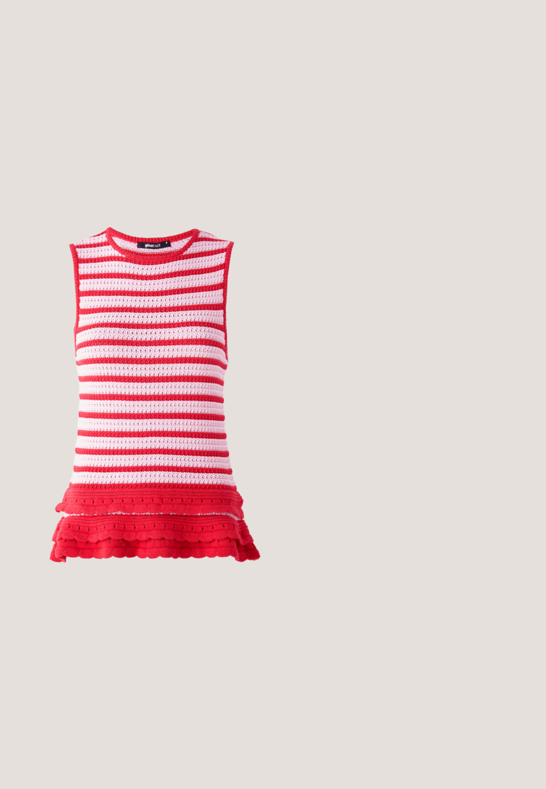 Rood en roze gestreepte mouwloze top met een gebreide textuur en een gerimpelde zoom, voorzien van een ronde halslijn en een getailleerde pasvorm.; Denim minirok in middelblauw met een hoge taille, sluiting met knopen aan de voorkant, twee zakken en een onafgebroken zoom aan de onderkant.; Zwarte leren cowboylaars met een spitse neus, gegraveerde draaiende patronen en een halfhoge hak. Voorzien van een trekhaak voor gemakkelijk aan- en uittrekken.; Zwarte ovale zonnebril met slanke pootjes en rood getinte glazen, rustend op een witte ondergrond.; Rode glanzende leren handtas met een driehoekige vorm, brede opening aan de bovenkant en een enkele gebogen handgreep. Gladde textuur met minimale stikseldetails.; Zilveren ketting met acht kleine hartvormige hangers voorzien van ingewikkelde krulpatronen, plat liggend op een lichte achtergrond.
