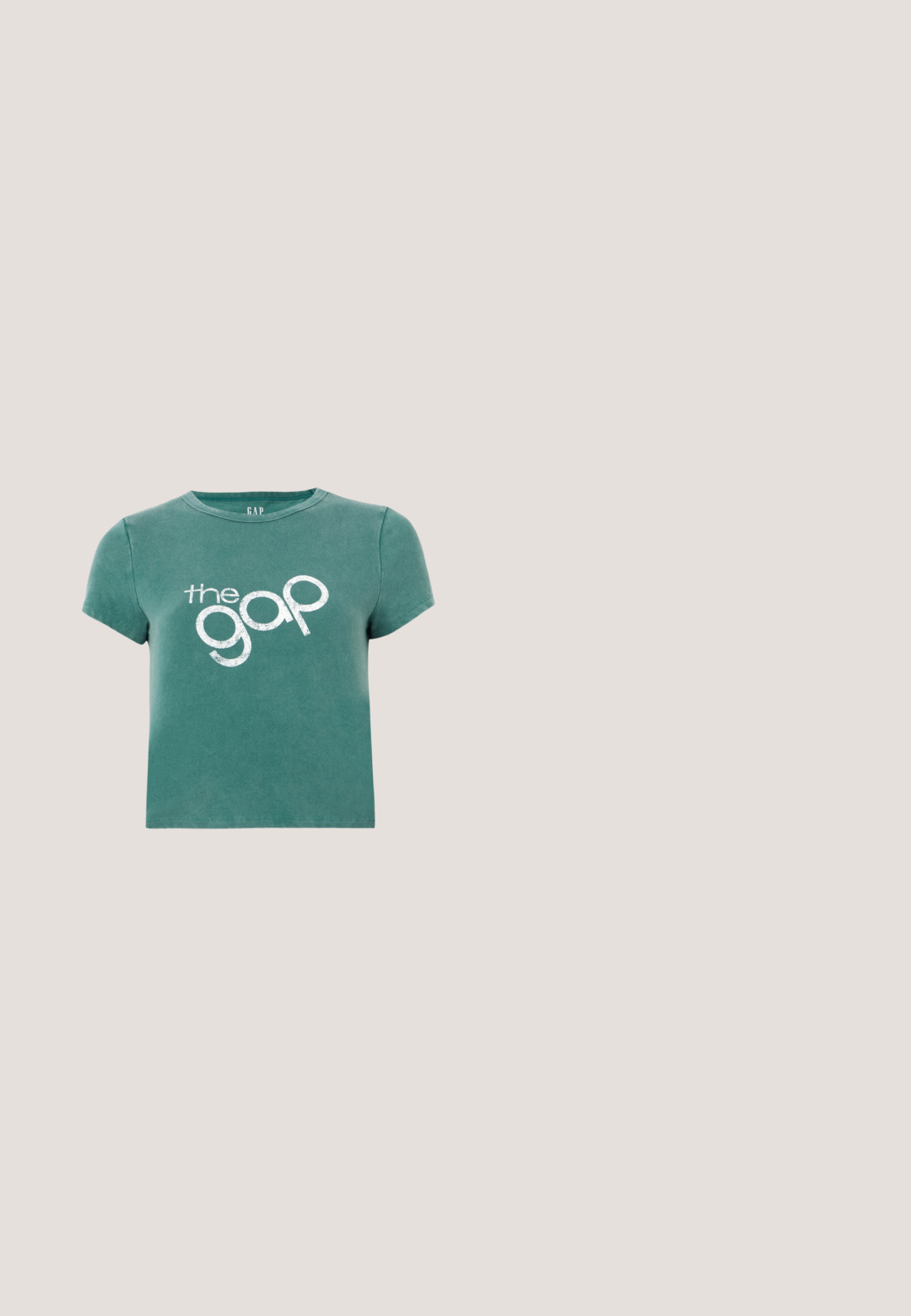 Groene korte mouwen t-shirt van katoen, met een wit gedrukt logo "the gap" aan de voorkant. Gekropt ontwerp met een ronde halslijn.; Teal sweatpants met een elastische tailleband, brede pijpen en zijstrepen in marineblauw en wit. Gladde stof met een matte afwerking.; Witte sneakers met een chunky ontwerp, gemaakt van leren en synthetische materialen, met textuurovereenkomsten, veters en een prominent logo in goud.; Zwarte zonnebril met een rechthoekig frame, donkere lenzen, gladde plastic materiaal en een metalen accent op de poot.; Witte nepleren handtas met een gestructureerde driehoekige vorm, een enkele verstelbare schouderriem en een klep met ronde accenten.; Zilveren creool oorbellen met een gladde, reflecterende oppervlak. Ronde, grote vorm met een veilige sluiting aan de bovenkant. Gepolijste afwerking toont de glans.