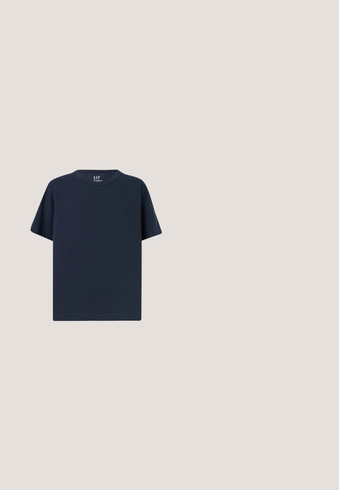 Donkerblauw T-shirt met korte mouwen en ronde hals, effen ontwerp, losse pasvorm, GAP-merkenlabel aan de binnenkant van de kraag.; ONLY ONLWAUW MID WAIST - Slim fit jeans - medium blue denim; Witte lage canvas sneaker met witte veters en een subtiel "cK"-logo aan de zijkant, rubberen zool met een structuur op de neuskap.; Beige canvas draagtas met twee handvatten en "KARL LAGERFELD" gedrukt in bijpassende beige letters over de voorkant.; Zilverkleurig metalen schakelarmband met gegraveerde "BOSS" sluiting, in een cirkelvorm gerangschikt op een effen lichte achtergrond.; Beige geweven stoffen riem met een matte zilveren gesp, leren accenten en gestikte details. Flexibel ontwerp met een verstelbare pasvorm.