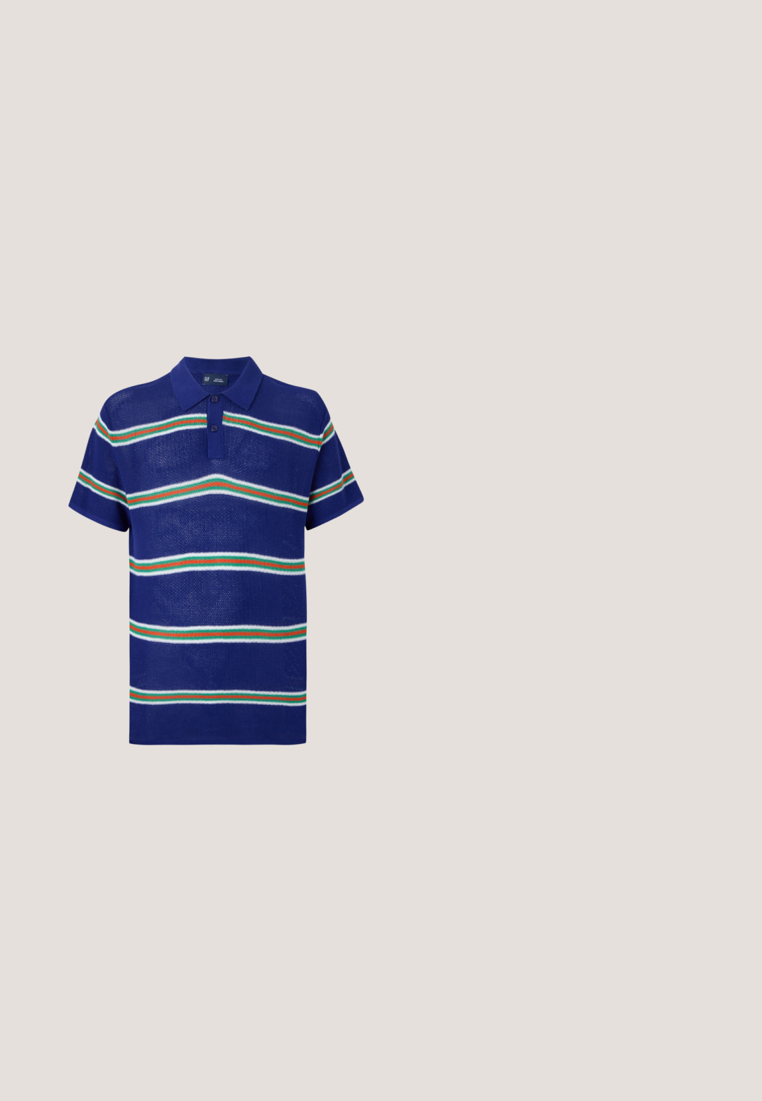 Blå strikket polo t-shirt med korte ærmer, med vandrette striber i hvid, grøn og rød samt en tre-knaps placket.; Marineblå skræddersyede bukser med slim fit, der har en glat tekstur, flad front og indgangspartier. Ingen synlige lommer eller udsmykninger.; Sort lædersko med vævede sidepaneler og snørebånd, placeret over beige tæppe nær et rundt brunt bord.; BOSS Solbriller - brown; Sort lædertaske med glat overflade, dobbelte top-håndtag og en aftagelig skulderrem. Har en lynlåslomme foran og logo-detalje.; Sort læderbælte med et elegant design, sølvmetal spænde og glat tekstur. Logodetaljer nær spændeområdet.