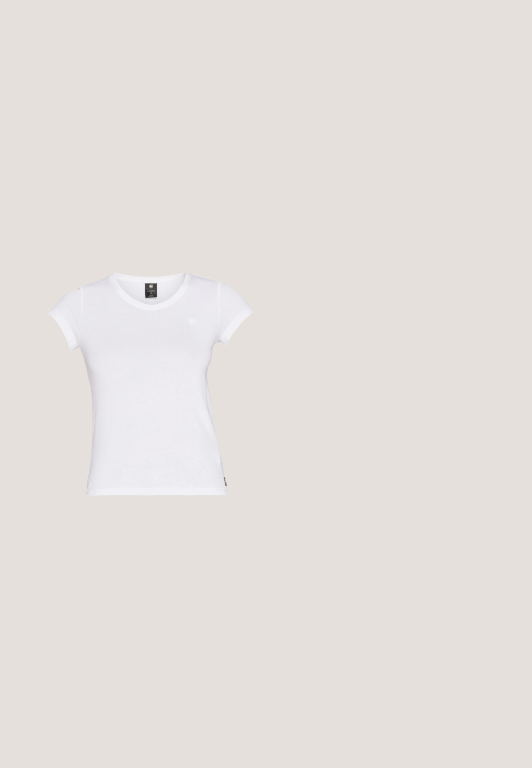 Hvid kortærmet T-shirt med rund halsudskæring, lavet af blød stof. Har et lille logo på brystet og en lige kant.; Lyseblå denimjeans med lige ben, fem lommer og metal-knapper i en standard livvidde.; Hvid pufferjakke med højt krave, lyseblå denimjeans og hvide Reebok sneakers. Strukturerede stenskridt i baggrunden.; Sort rektangulære solbriller med gradientlinser, lilla arme og slanke kanter. Har en mat finish og et subtilt logo på stangen.; Sort kviltet håndtaske med en buet form, der har en slank skulderrem og en lynlås. Lavet af blødt, tekstureret materiale.; Guldtonede loopøreringe med en dråbeformet, facetteret lilla ædelsten omgivet af en dekorativ bezel. Krog til nem påsættelse.
