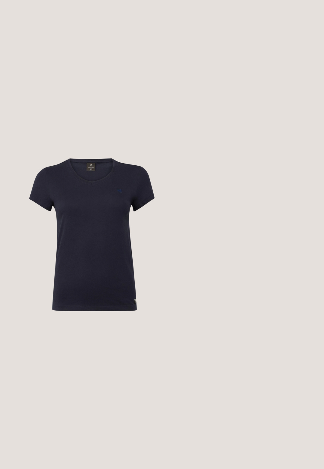 Camiseta de manga corta azul marino con escote en V, hecha de algodón suave. Presenta un pequeño logotipo en la parte superior izquierda.; Jeans ajustados de tiro alto en denim de color azul claro con detalles rasgados en las rodillas y bordes deshilachados, que cuentan con cinco bolsillos y cierre de botón.; Zapatilla blanca de lona de perfil bajo con suela gruesa de plataforma, cierre de cordones en el frente y puntera de goma texturizada, mostrada de perfil.; Un par de gafas de sol rectangulares con montura translucida azul clara y lentes gris oscuro, que cuentan con patillas rectas y detalles de hardware mínimos.; Bolso de mano de imitación cuero blanco con una forma triangular estructurada, correa ajustable única y cierre con solapa acentuada en curva.; Pendientes de aro de plata con un acabado pulido, que presentan una forma circular y un cierre de gancho. Textura suave con detalles mínimos.