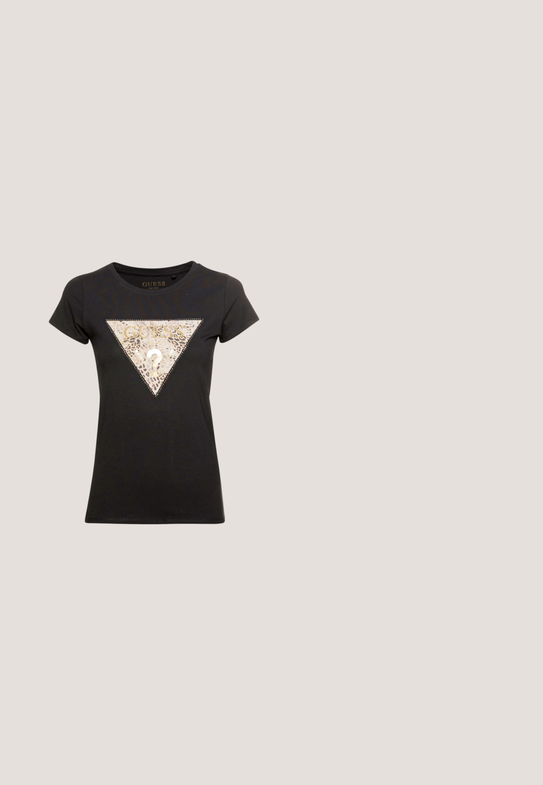 Sort t-shirt med korte ærmer, med et metallic leopardprint trekant design og "GUESS" logo, rund halsudskæring og fitted silhuet.; Mørkeblå slim-fit jeans med let falmning ved lårene, synlige syninger, knap foran, lynlås og fem-lomme design.; Sorte læder loafers med en kraftig sål og guldhardware; har rund tå og syede detaljer langs overdelen.; Guess Solbriller - shiny black; Sort quiltet handtaske med et guld trekantet logo, udstyret med en dobbelt kædestropp og en glat læderoverflade. Rektangulær form med klaplukning.; Guess CRAZY EARRINGS - Øreringe - gold-coloured