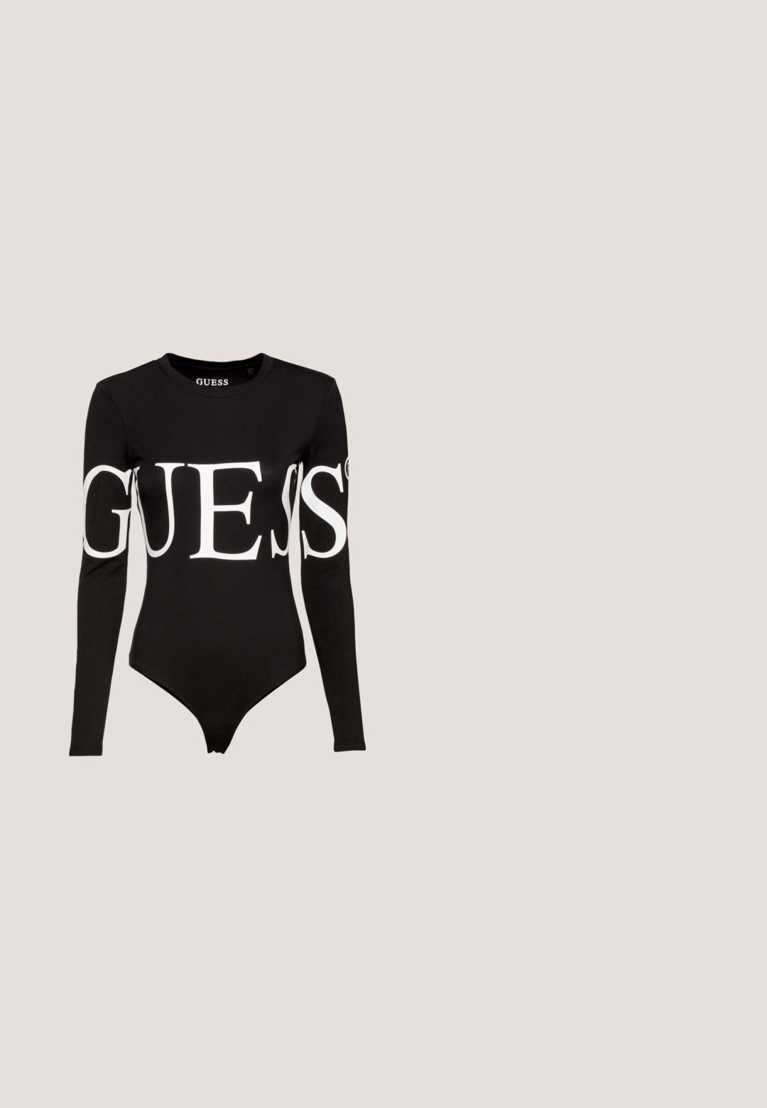 Sort langærmet bodysuit med et fremtrædende hvidt "GUESS" logo på forsiden, lavet af strækbart bomuldsstof.; Sorte skinny jeans med en glat tekstur, fem lomme-design, metalhardware og bæltestropper. Klassisk pasform med en slank silhuet.; Sorte læder loafers med en kraftig sål og guldhardware; har rund tå og syede detaljer langs overdelen.; Sorte solbriller med en geometrisk ramme, gradient grå linser og hardware-accenter i rosaguld på stængerne med et logomønster.; Sort stof håndtaske med en buet form, knyttet hank, fremtrædende guldlogo detalje og lynlåslukning. Glat tekstur og minimalistisk design.; Guess SOLITAIRE CHARM  - Armbånd - gold-coloured