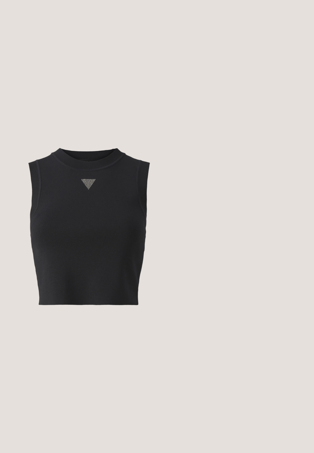 Sort ærmeløs crop top lavet af struktureret stof, med høj halsudskæring og en sølvfarvet triangel dekorativ detalje foran.; Sorte denimjeans med bred ben-design, der har en klassisk fem-lomme stil, knaplukning og diskret falmning.; Sort patentlæder slingback hæl med spids tå, lille kitten hæl og sølvspænde på en ensartet hvid baggrund.; Guess Solbriller - shiny black; Grå skuldertaske i laklæder med en buet form, sort kant og en sølvfarvet logoplade foran. Justerbar rem for alsidig brug.; Sølv metal hoop øreringe med et tekstureret design, der har en lille post bagpå og branding på en af øreringene. Rund form med en poleret overflade.