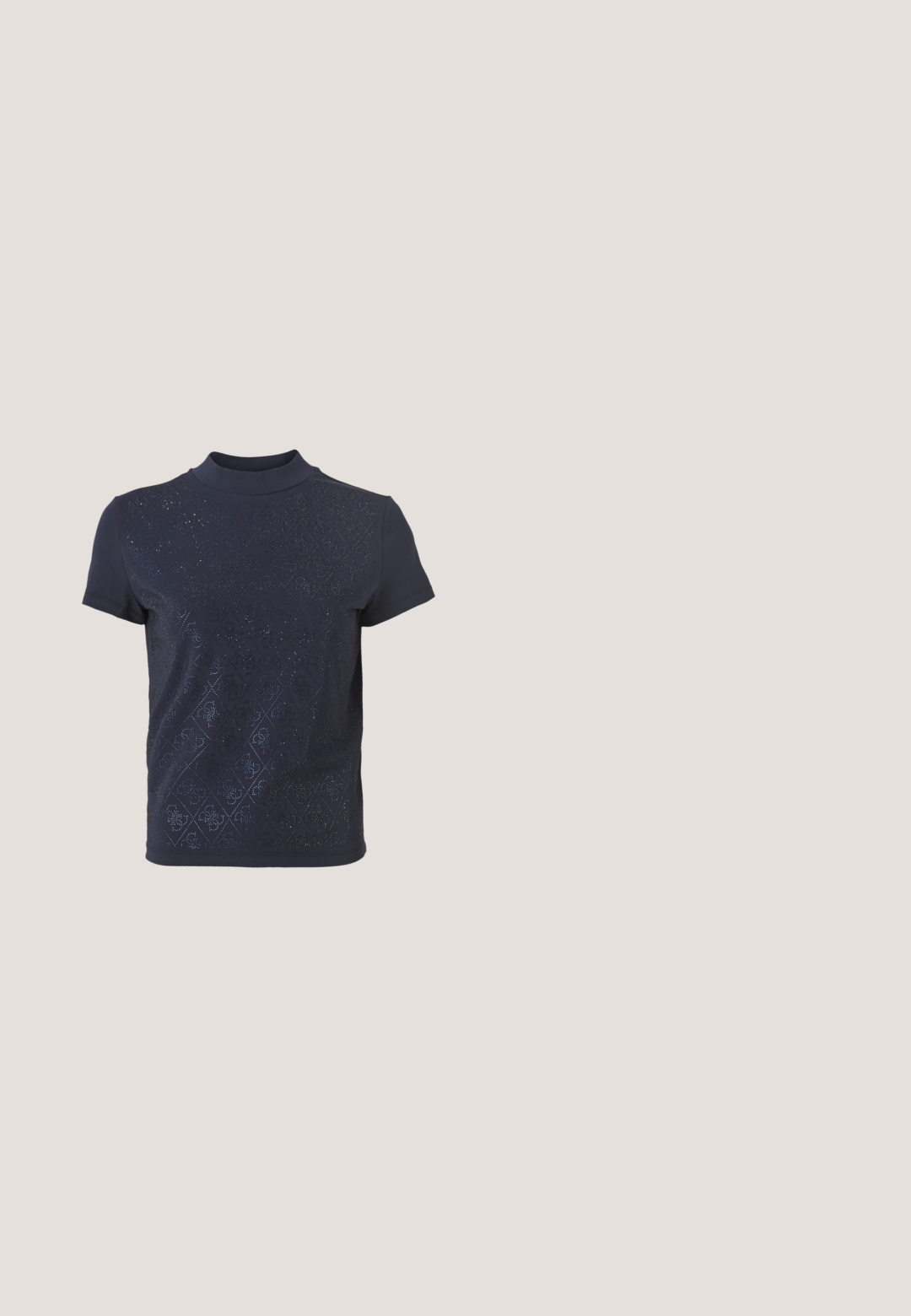 Marineblaues T-Shirt mit kurzen Ärmeln und hohem Kragen, das ein strukturiertes Rautenmuster mit dezenten reflektierenden Akzenten aufweist. Aus glattem Baumwollmaterial.; Jeans mit Schlag in einem mittelblauen Waschung, mit hoher Taille, fünf Taschen-Design und dezentem Ausbleichen auf der Vorderseite.; Schwarze Sandalen mit Absatz aus Lackleder, offenem Zehenbereich, mit geschwungenem Obermaterial und spitz zulaufendem Stilettoabsatz. Glatte, glänzende Oberfläche.; Schwarze hexagonale Sonnenbrille mit Verlaufsgläsern, glänzender Oberfläche und dezentem Branding am Bügel. Aus langlebigem Kunststoff gefertigt.; Schwarze Lederhandtasche mit geschwungener Form, verziert mit silbernen Nieten in verschiedenen Größen und einem kurzen Tragegurt. "HUGO"-Logo auf der Vorderseite aufgedruckt.; Silberne Metall-Hoops mit strukturiertem Design, ausgestattet mit einem kleinen Steckverschluss und Branding an einem Hoop. Abgerundete Form mit glänzender Oberfläche.