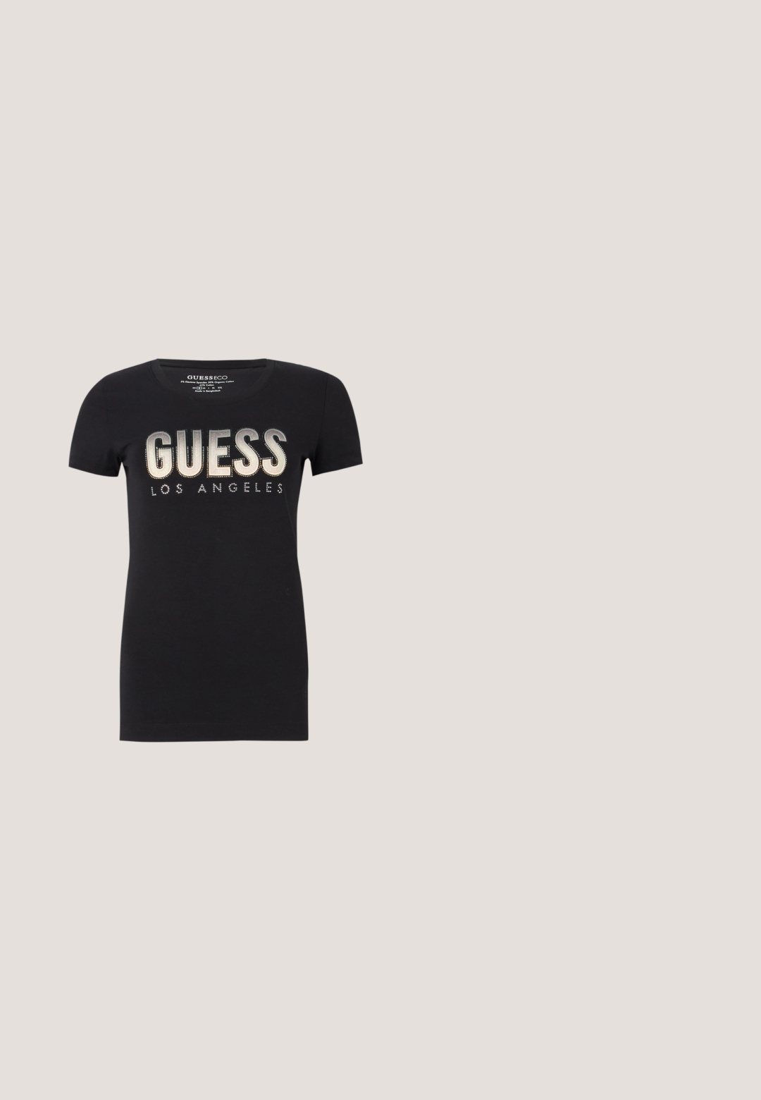 Čierne bavlnené tričko s okrúhlym výstrihom a krátkymi rukávmi, s lesklým logom "GUESS LOS ANGELES" v metalickom finiši.; Modré džínsy s priliehavým strihom, rovnými nohavicami a miernym vyblednutím. Obsahujú päť vreciek a zips s gombíkovým zapínaním.; Čierne lakované kožené sandále na podpätku s otvorenou špičkou, s výrazným zakriveným horným dizajnom a štíhlym ihlovým podpätkom. Hladký lesklý povrch.; Čierne obdĺžnikové slnečné okuliare so stupňovými šošovkami, priehľadnými bočnými ramenami s logom a robustným rámom.; Čierna lesklá kožená taška na rameno s zakriveným tvarom, s farebným strieborným trojuholníkovým logom a zipsom. Hladký povrch a úzky popruh.; Zlaté kruhové náušnice s logom "GUESS", obklopené priehľadnými kamienkami, so hladkým kovovým povrchom a textúrovanými okrajmi.