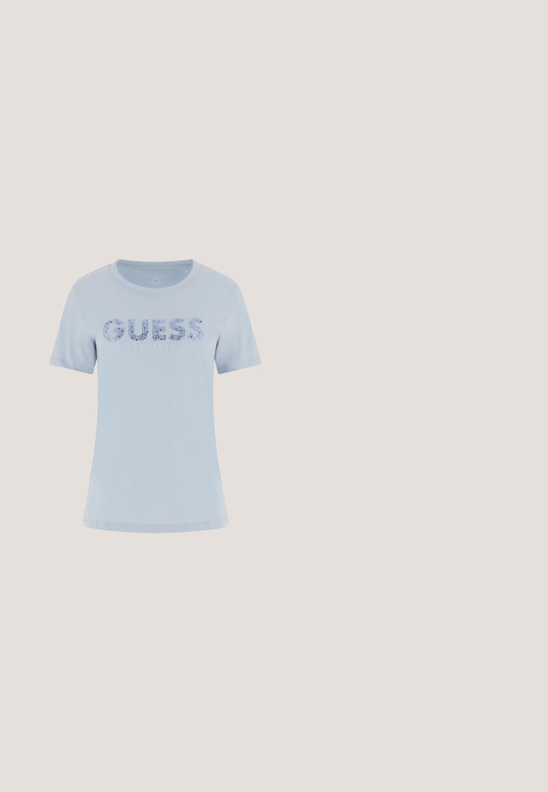 Hellblaues T-Shirt mit kurzen Ärmeln und "GUESS" in blauem Blumenmuster sowie "EST. 1981" darunter auf der Vorderseite mittig gedruckt.; Schwarze weit geschnittene Hose mit einem Pailletten-Textur und silbernen Akzenten, die ein gemustertes Erscheinungsbild über den gesamten Stoff erzeugen.; Schwarzer High-Heel-Schuh mit spitzer Zehe und goldem Logo, auf einer reflektierenden Oberfläche nahe einem verchromten Draht-Organizer mit Dokumenten positioniert.; Schwarze Hugo-Handtasche mit geflochtenen oberen Griffen, goldfarbenen Beschlägen und abnehmbarem Schulterriemen auf schlichtem hellem Hintergrund.; Ohrstecker in Goldton mit ineinandergreifenden Ringen, ein Ring mit kleinen klaren Kristallen verziert, gesichert mit transparenten Verschlüssen.; Schwarzer Leder Gürtel mit einer goldenen G-Schnalle. Der Riemen weist eine glatte Textur und eine klassische Form mit polierten Hardware-Details auf.