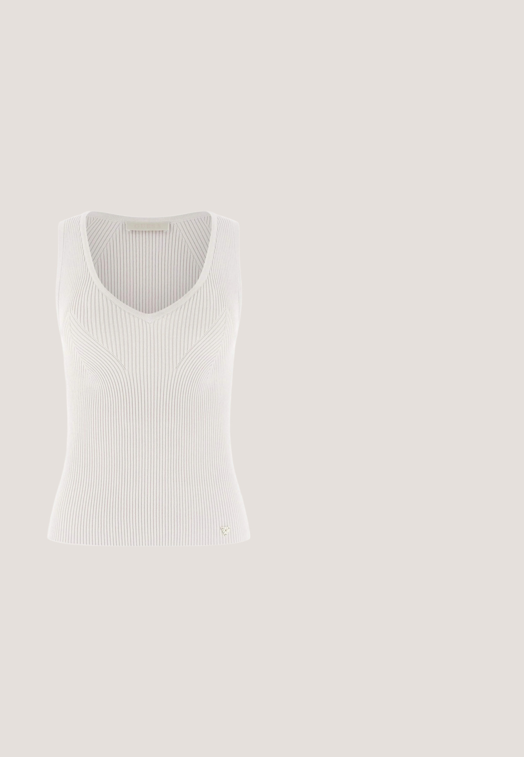 Mouwloze beige geribbelde gebreide tanktop met V-hals en subtiele contourpatronen aan de voorkant.; Brede gebreide kokerrok in lichtbruin met een patroonontwerp in crème, voorzien van een geribbelde tailleband met een contrasterende lijn. Glad textuur.; Beige lakleren slingback pumps met hoge hak, puntige neus en een klein gouden gespdetail op het bandje.; Rechthoekige lichtperzikkleurige zonnebril met dikke monturen en bijpassende getinte glazen op een effen lichte achtergrond.; Kleine beige leren schoudertas met dunne band en ritssluiting, voorzien van een discreet metalen logo aan de voorzijde in het midden.; Gouden dubbele kettingarmband met ovale schakel als middelpunt, bezet met kleine heldere kristallen en een kleine driehoekige bedel bij de sluiting.