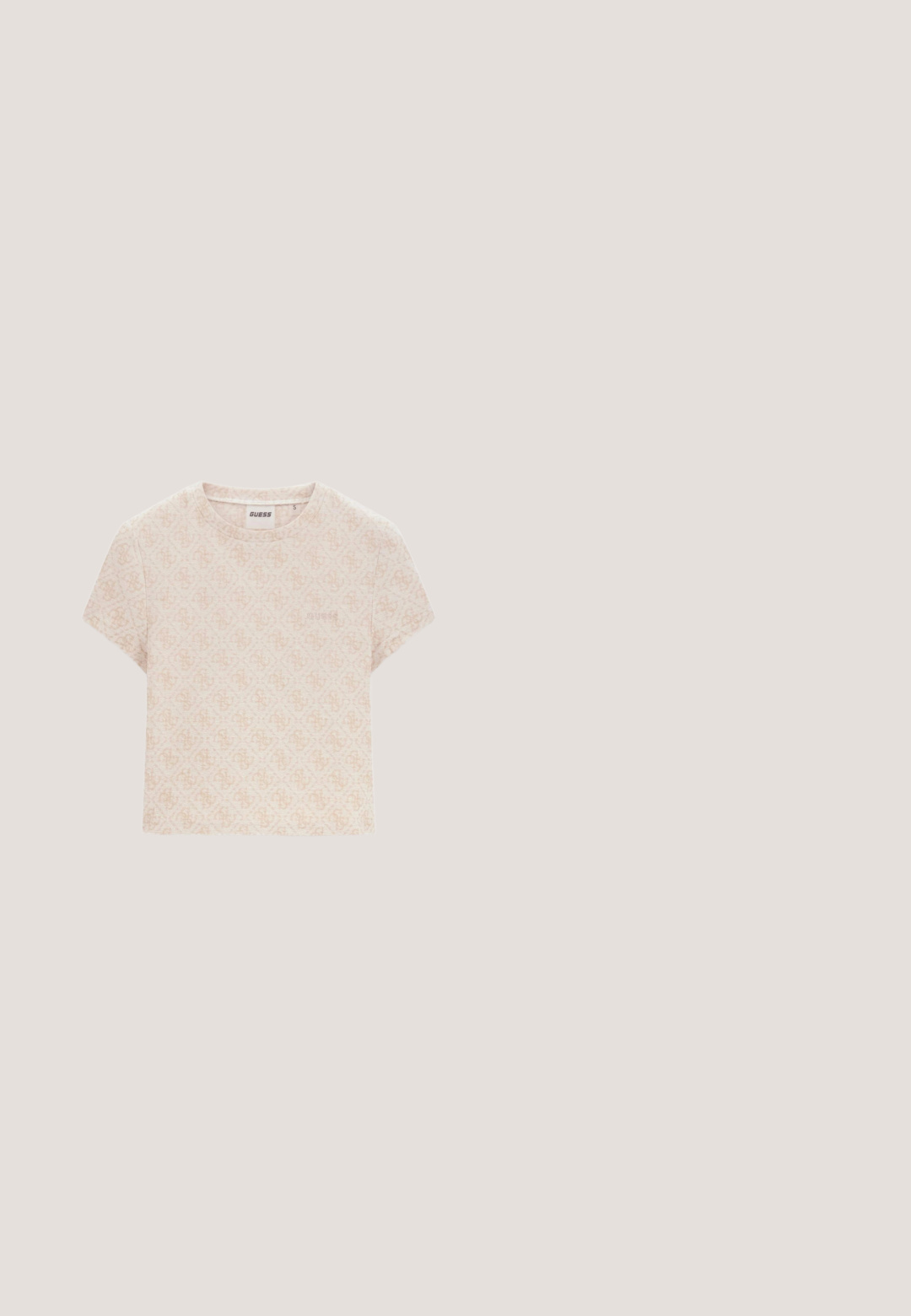 Beige Guess t-shirt med korte ærmer, diskret monogrammønster over det hele og et lille Guess-logo på brystet, lagt fladt på en hvid baggrund.; Strikket blyantskirt i lys brun med et mønster i creme, forsynet med en ribbet talje, der har en kontrastlinje. Glat tekstur.; Beige læder slingback-sko med spids tå, to justerbare spænde-remme og lav kitten heel.; Kvadratiske beige solbriller med gradient mørke linser og dekorative guldfarvede og sølvfarvede accenter på stængerne.; Cream-farvet Guess håndtaske med præget mønster, to forlommer med klapper og guldspænder og en guldfarvet lynlås øverst.; Guldarmbånd med kædedesign, der har en hjerteformet vedhæng indgraveret med "GUESS AMORE" og et lille trekantet charm.