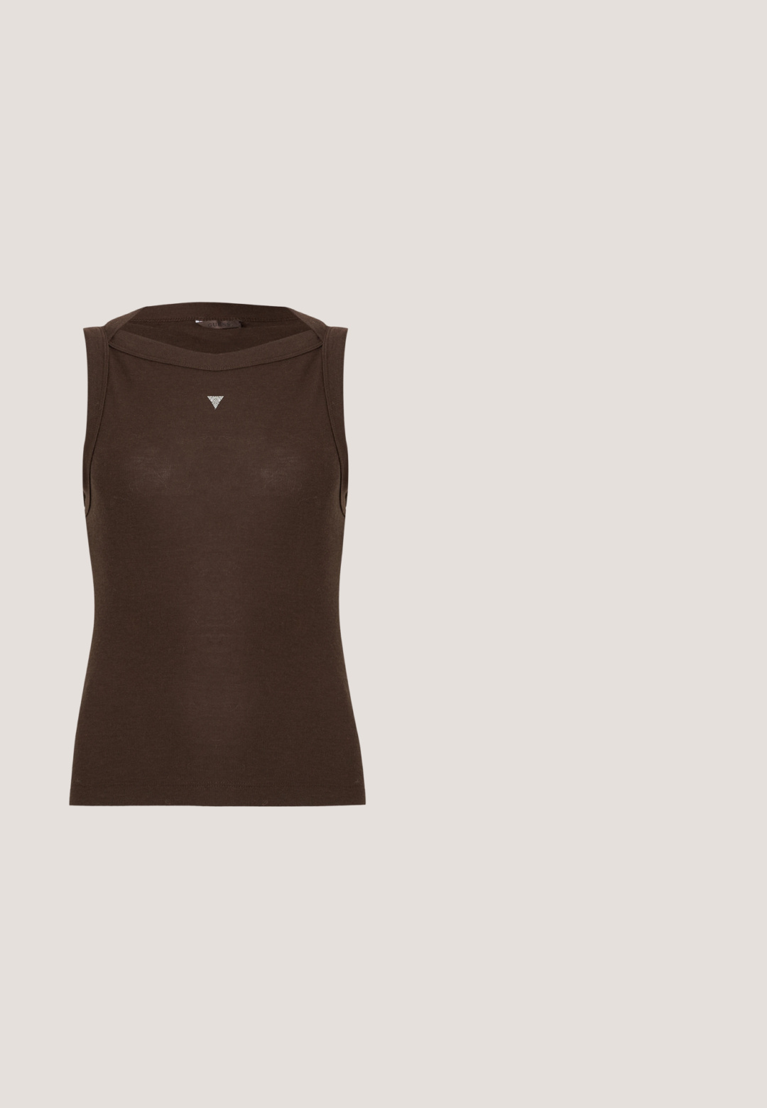 Brun ærmeløs top med høj hals, lavet af et glat stof. Har et diskret trekantet logo på brystet.; Skræddersyede jeans i mellemblå denim, med en falmet effekt, fem lomme-design, bæltesløjfer og en metalknaplukning.; Brun læder højhælet pumpe med spids tå og en slank, skrå hæl. Har en lille metallisk logoaccent bagpå.; Skildpaddemønstrede solbriller med brune gradientlinser. Har firkantede stel og udsmykkede guldhardware på stængerne.; Beige og brun Guess tote-taske med monogrammønster, to hvide lodrette striber, læderhåndtag og guldfarvede logo-charms.; Små guld- og sølv-halvcirkel ørestikker med en tekstureret sølv yderkant på en hvid baggrund.